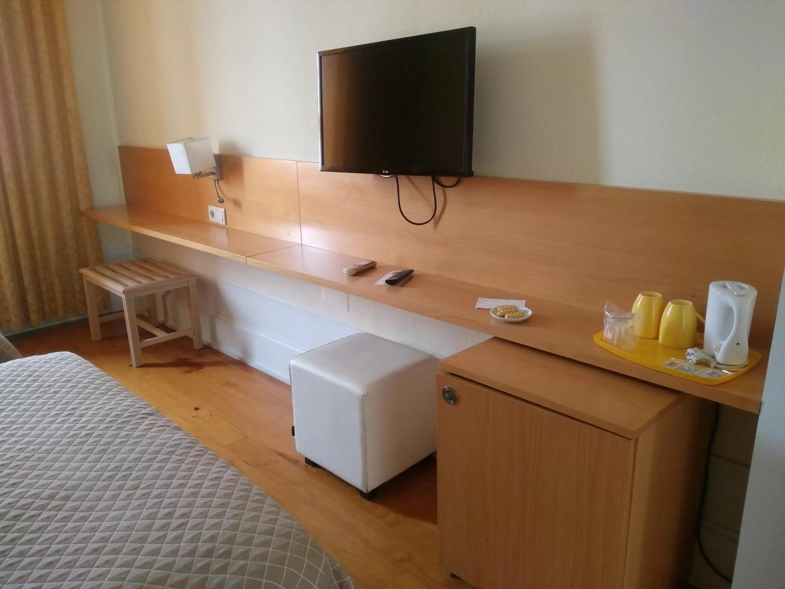 Shower, Bed in Hotel Mira D'Aire