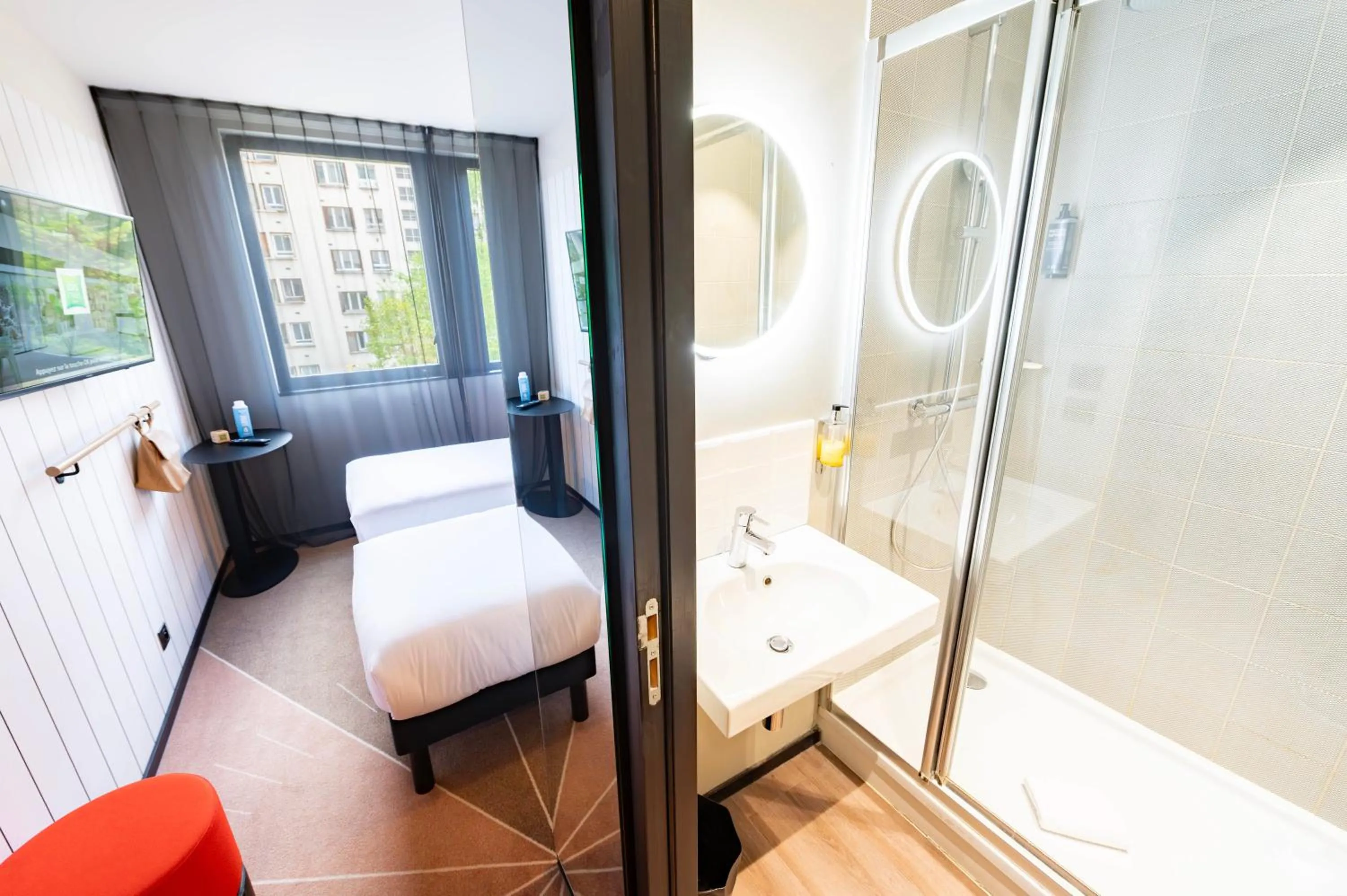 Shower, Bed in ibis Styles Paris 16 Boulogne