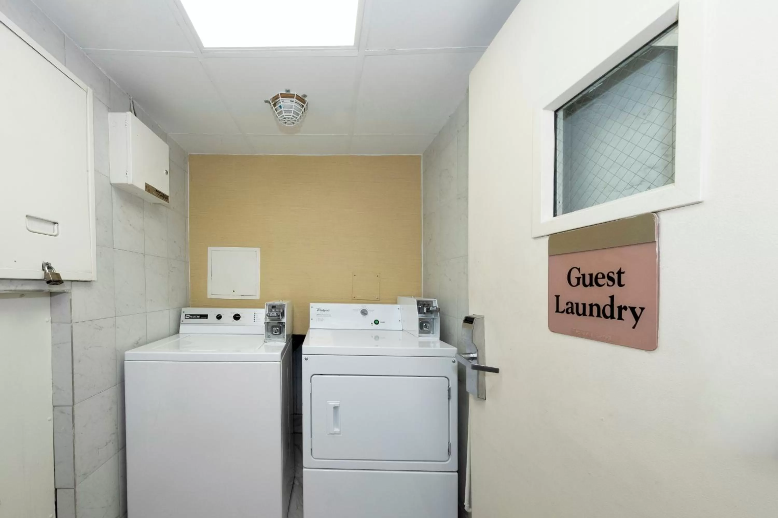 Photo of the whole room in Red Roof PLUS Newark Liberty Airport - Carteret