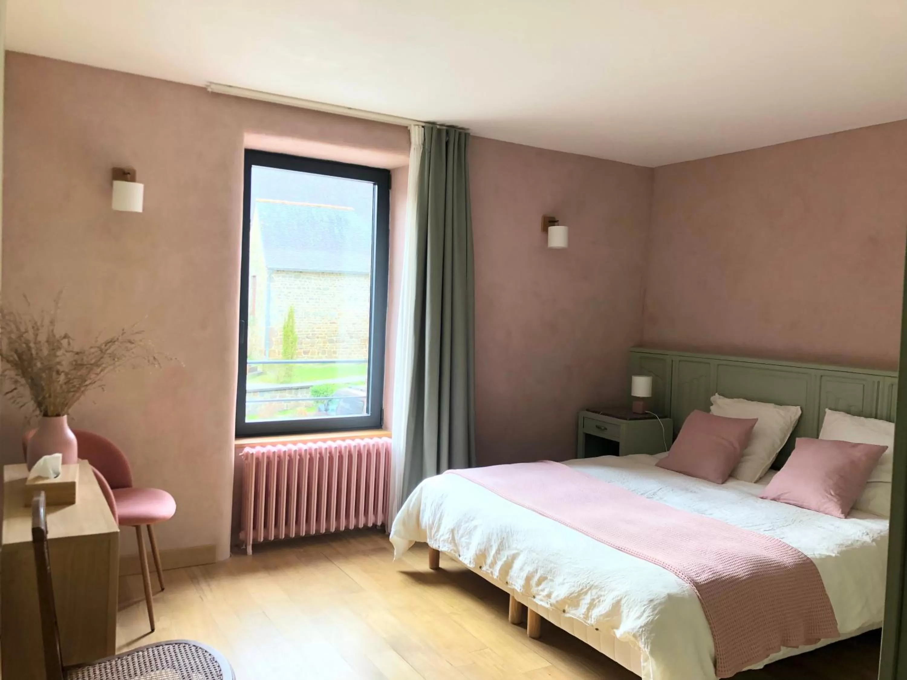 Photo of the whole room, Bed in Fleurs de lin