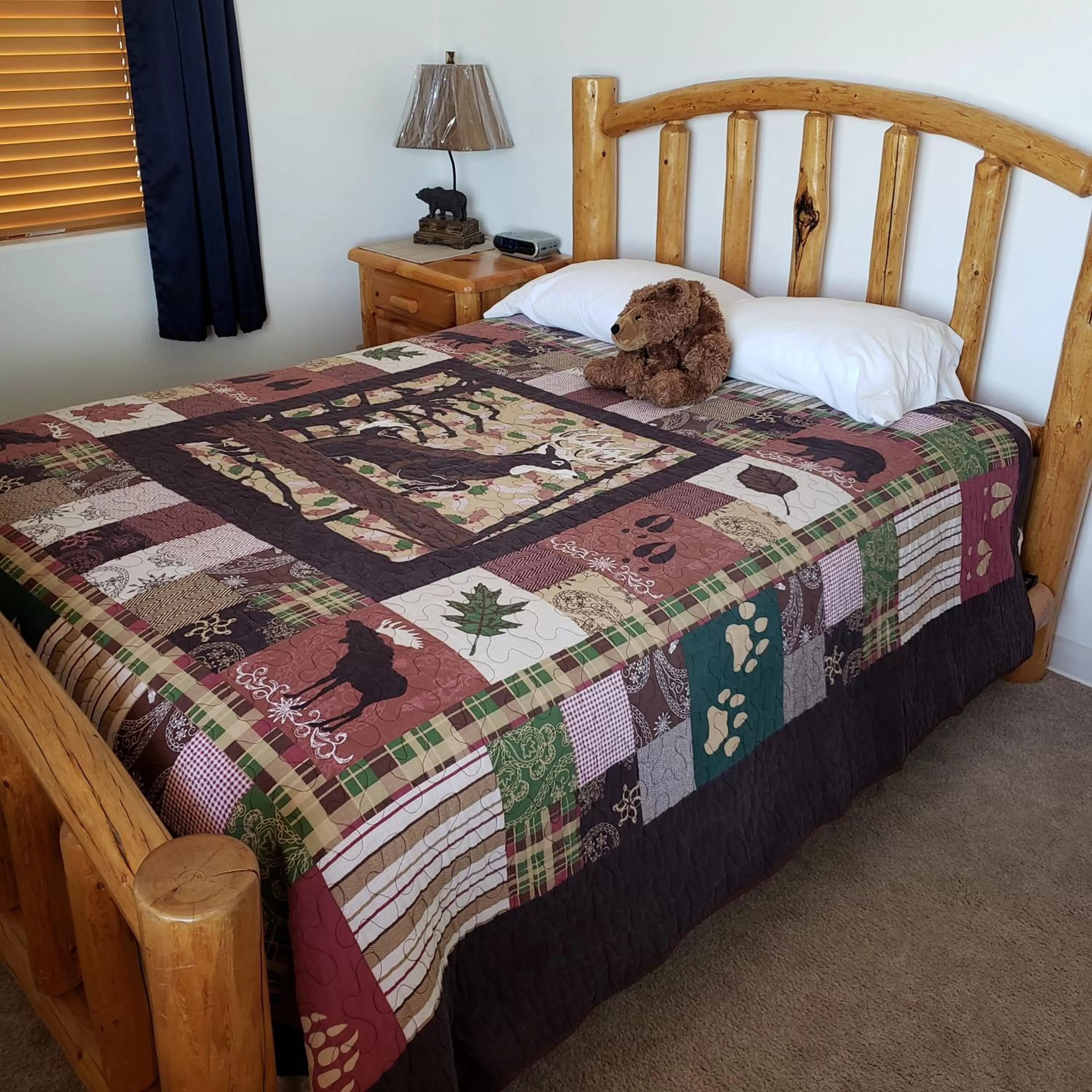 Bed in Wolf Den Log Cabin Motel and RV Park