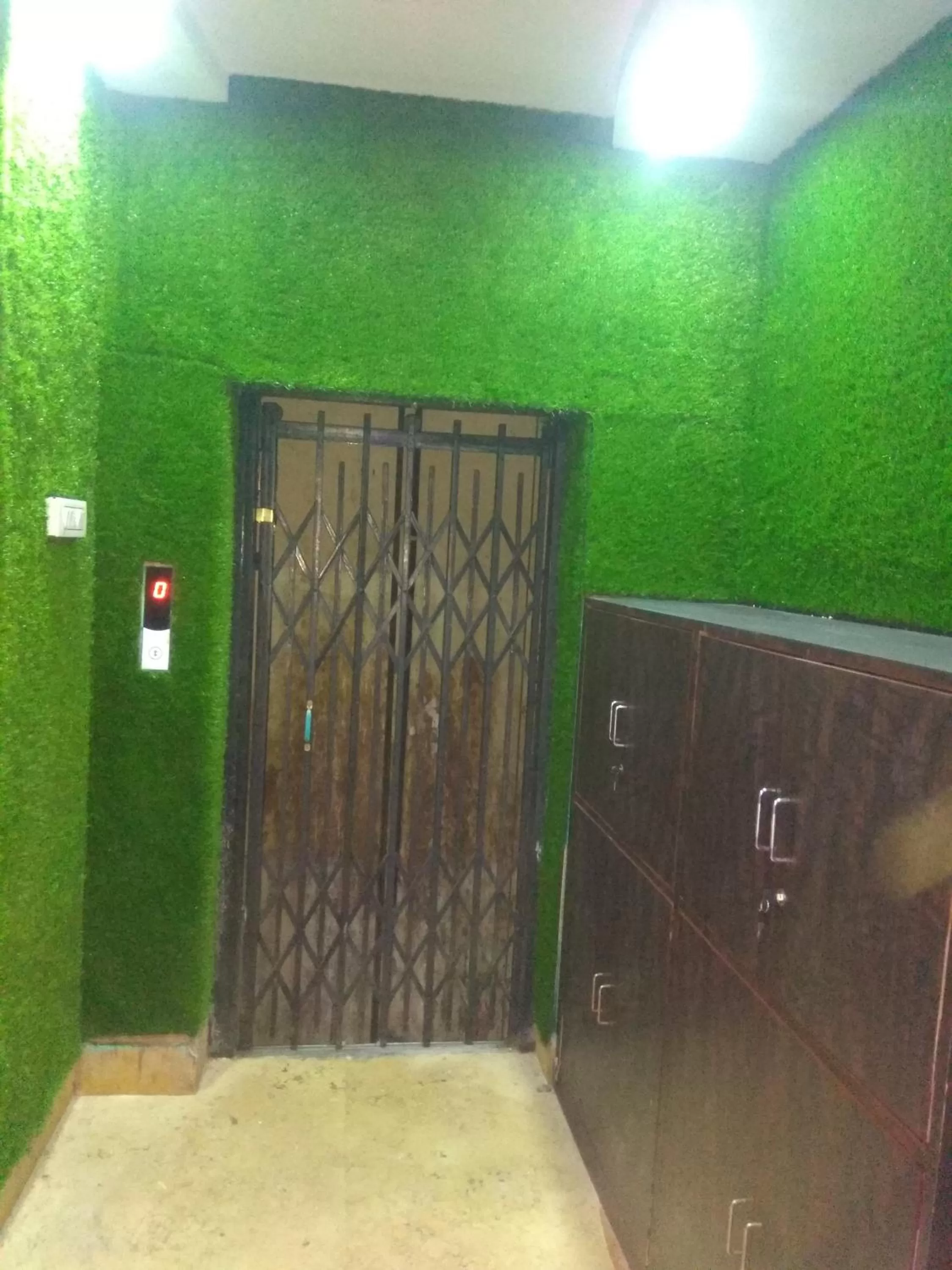 elevator in Hotel Airlines