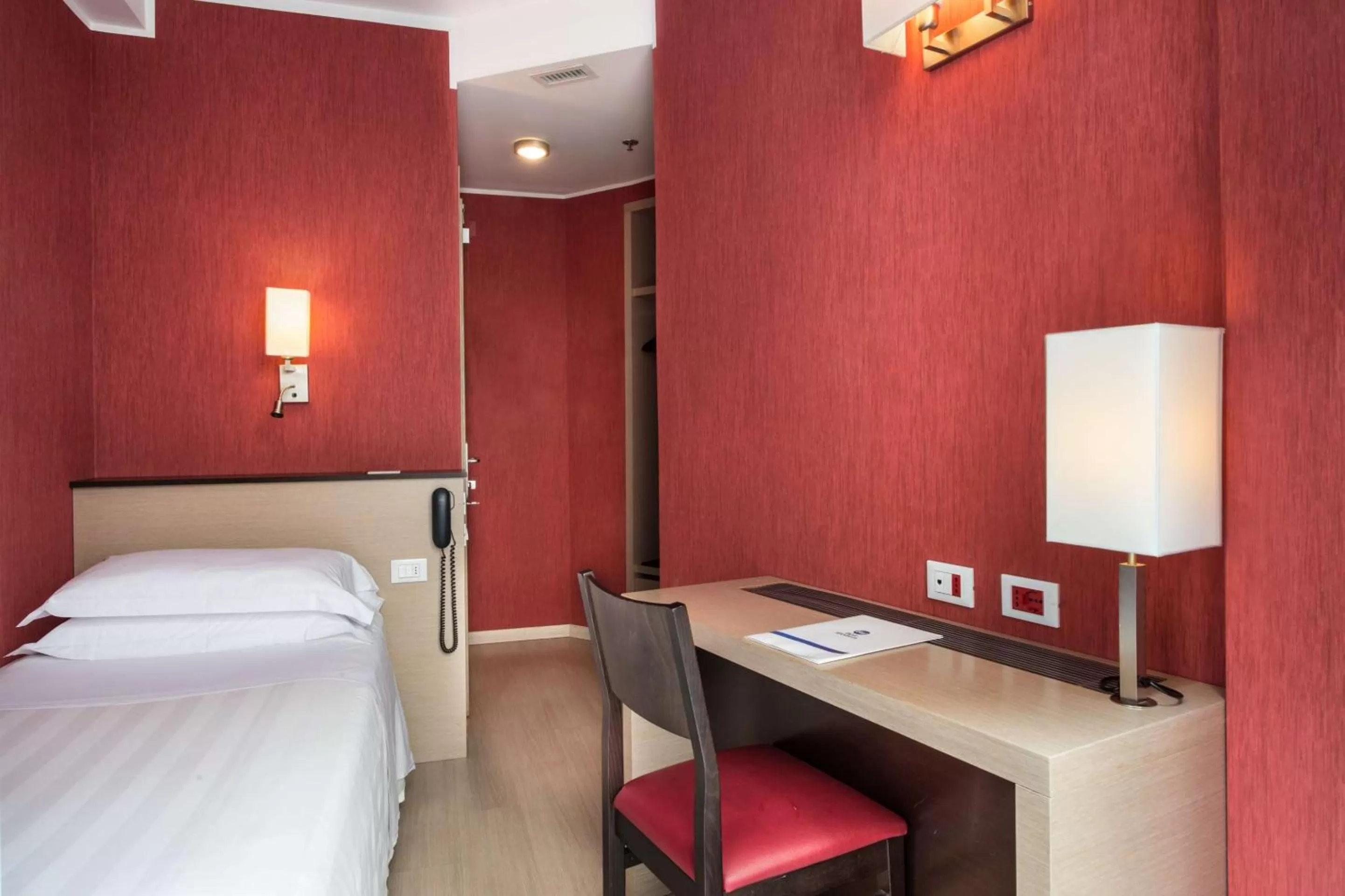 Photo of the whole room, Bed in Best Western Porto Antico