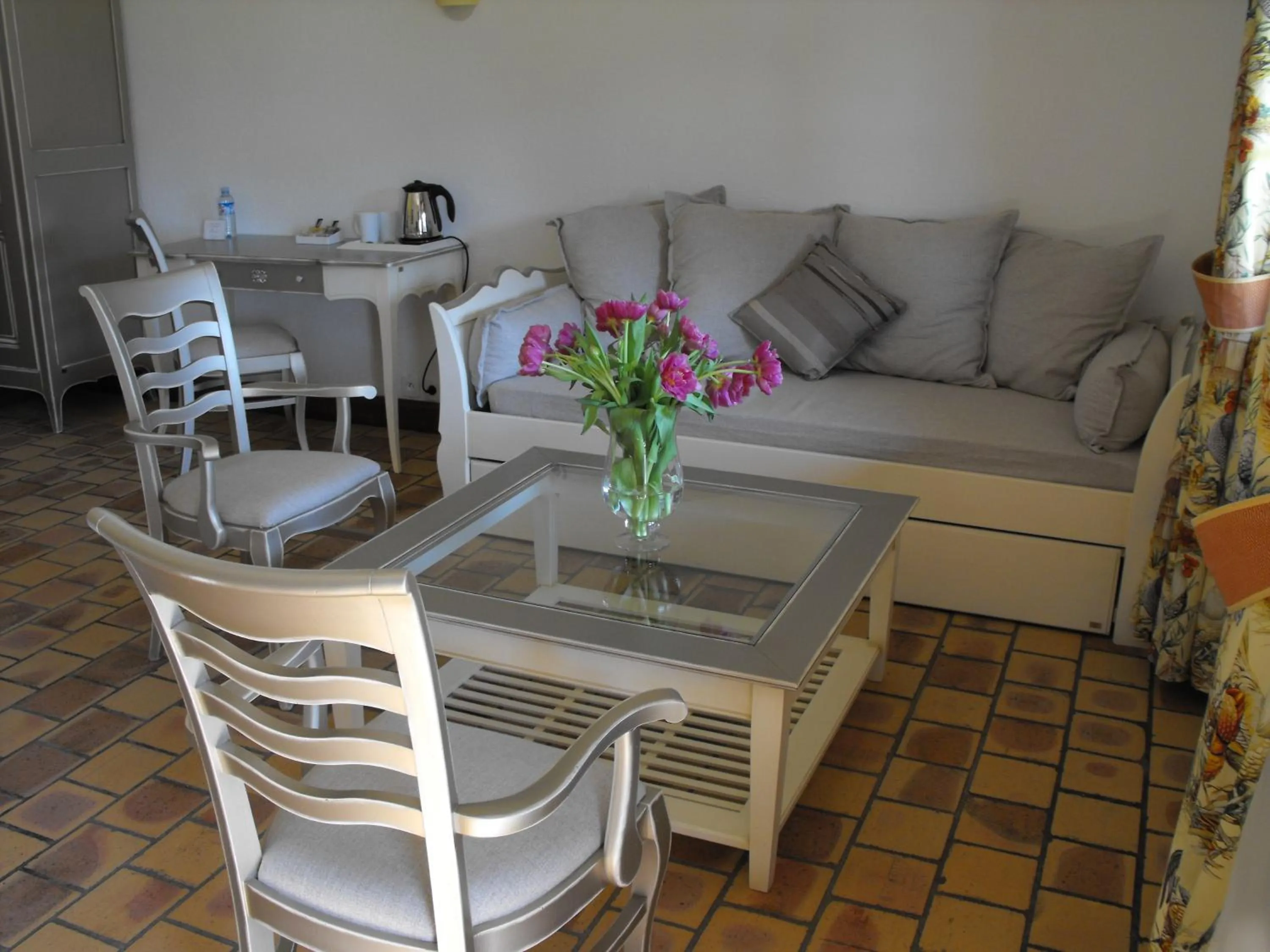 Living room in L'Orée des Chênes, The Originals Relais