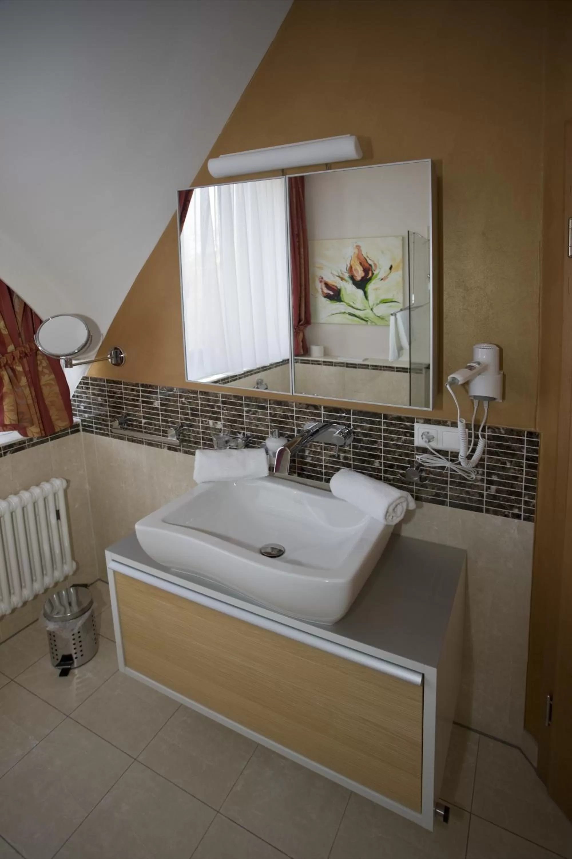 Bathroom, Bed in Hotel Schuberths am Schloss