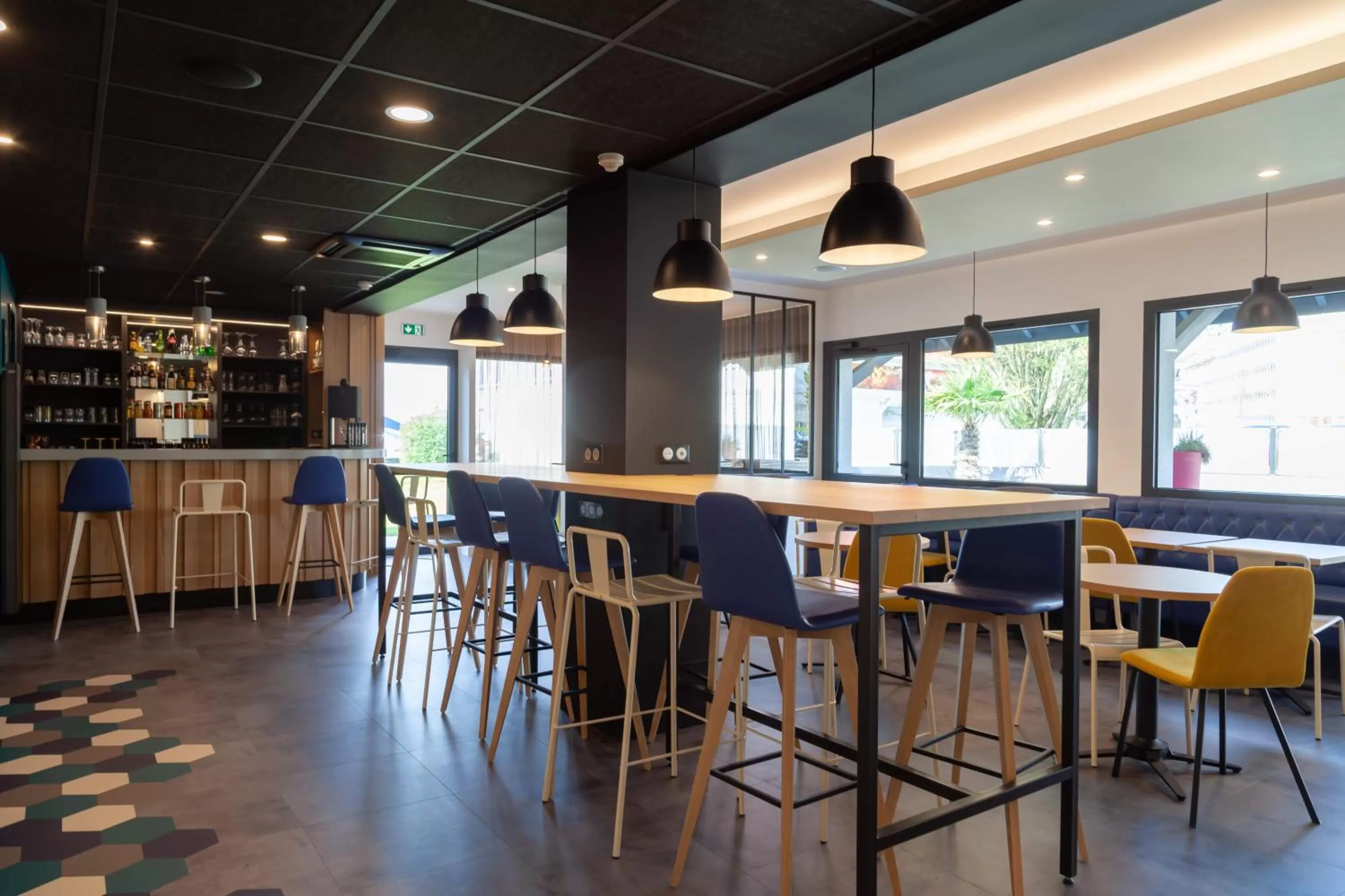 Lounge or bar in Kyriad Niort-Espace MendesFrance