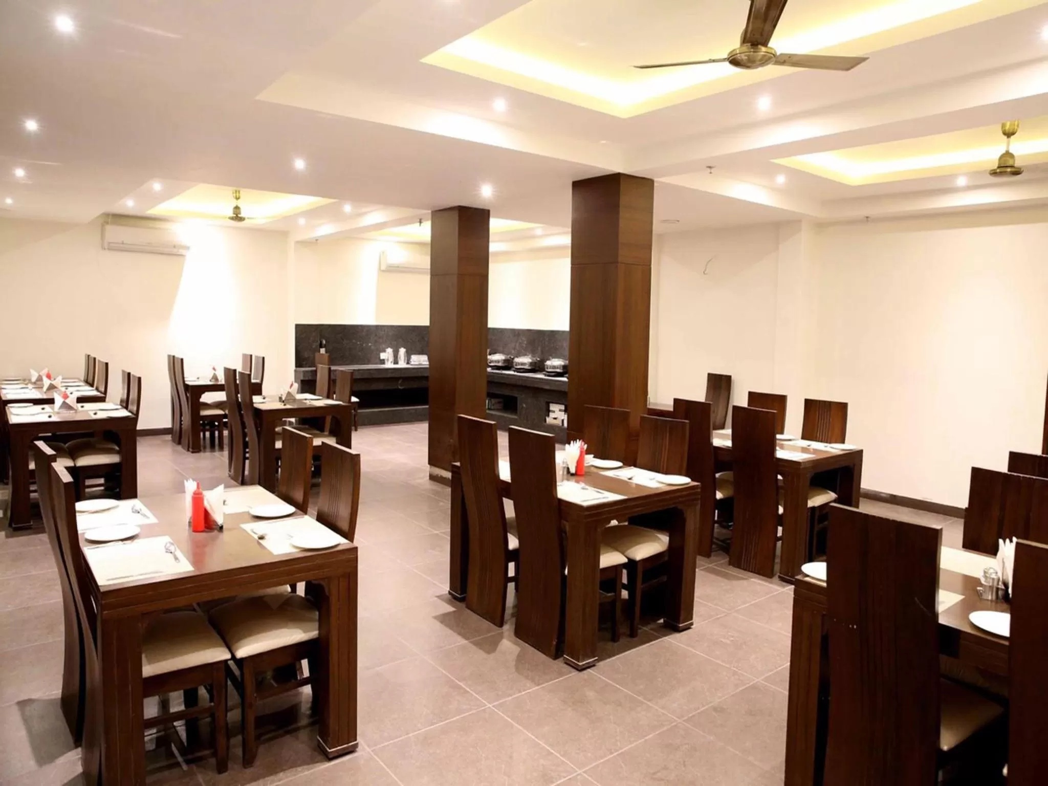 Restaurant/places to eat in Hotel Taj Villa- Agra