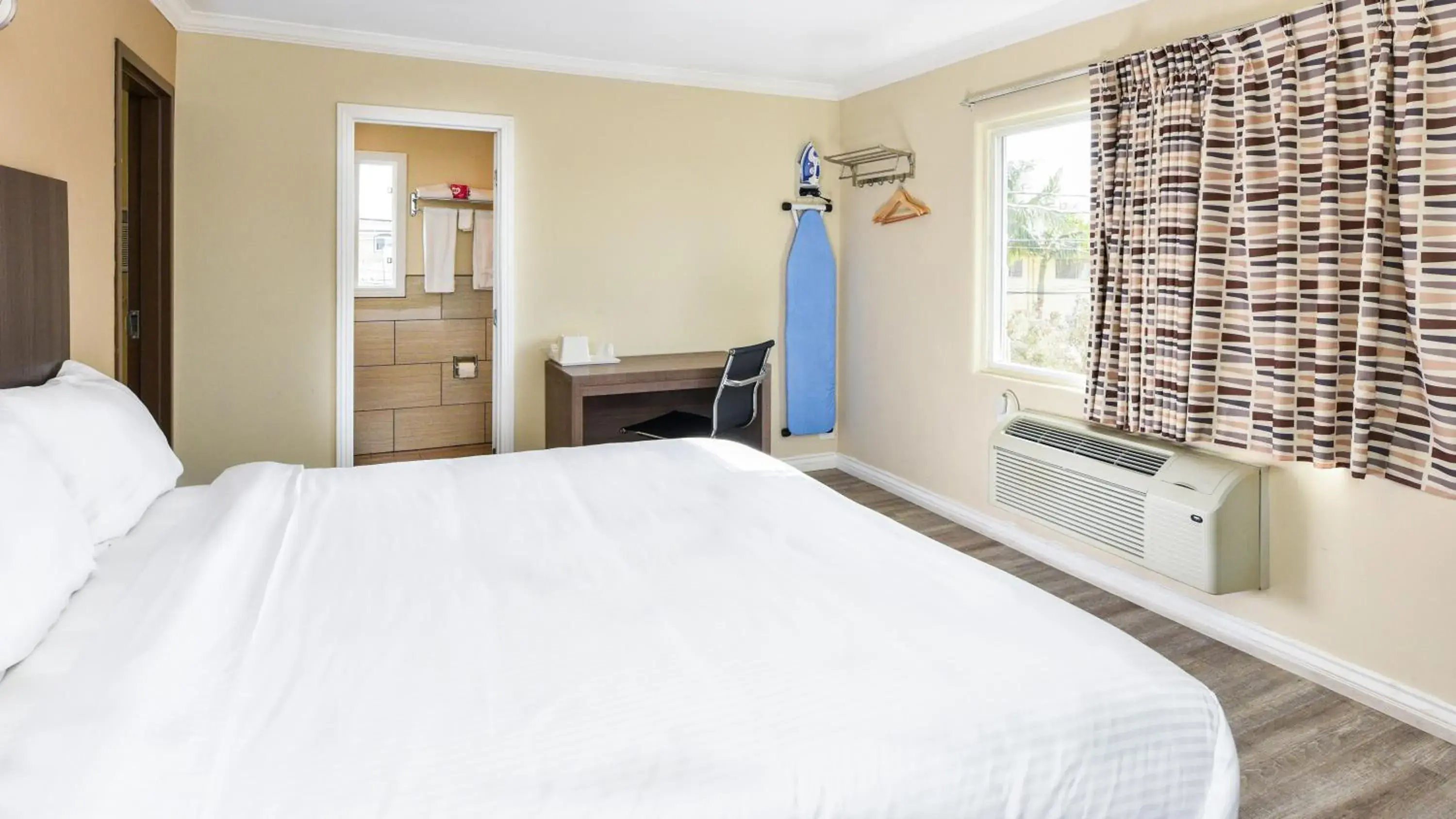 King Suite in Sea Rock Inn - Long Beach King Suite in Sea Rock Inn - Long Beach