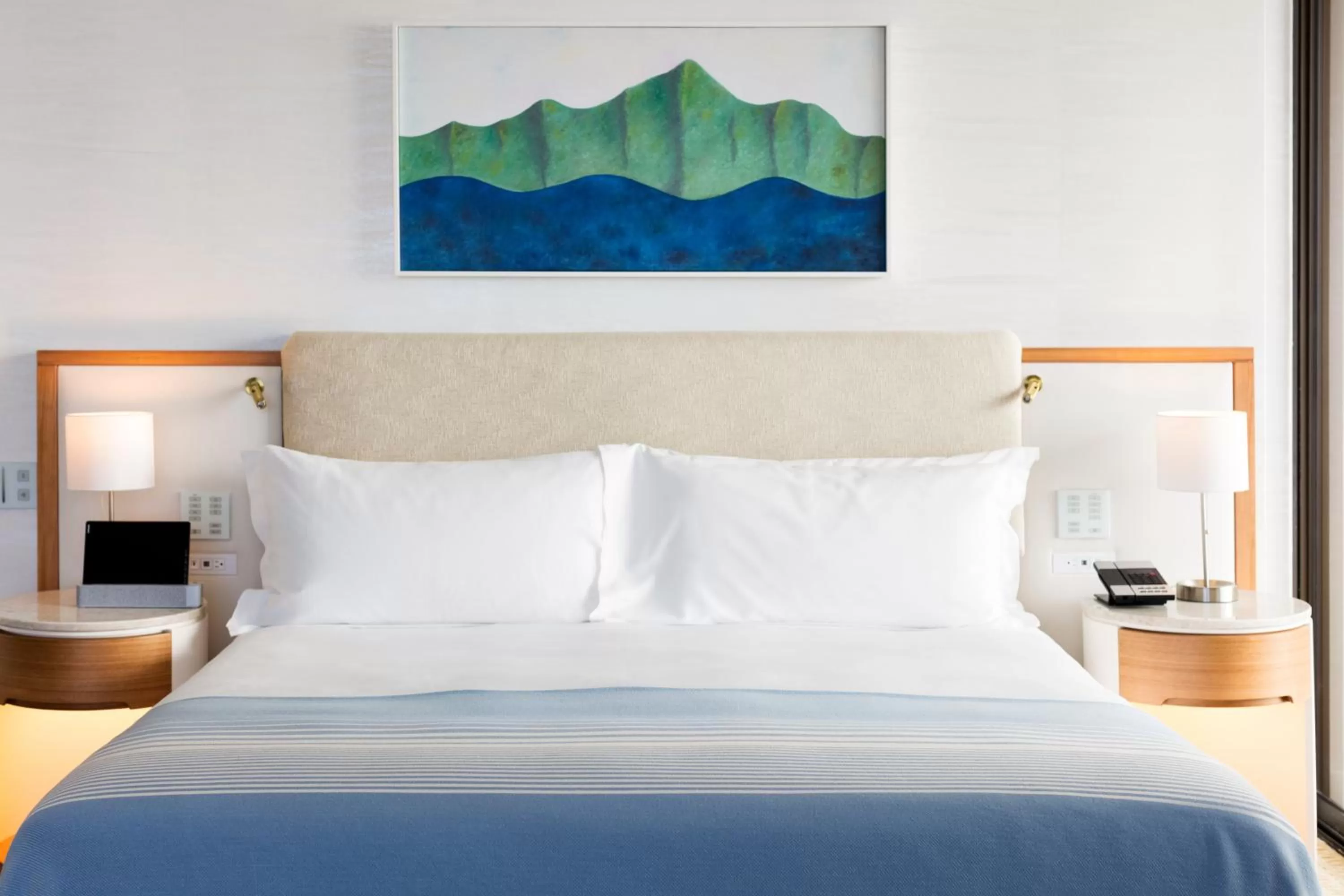 Bed in Halekulani - NO RESORT FEE