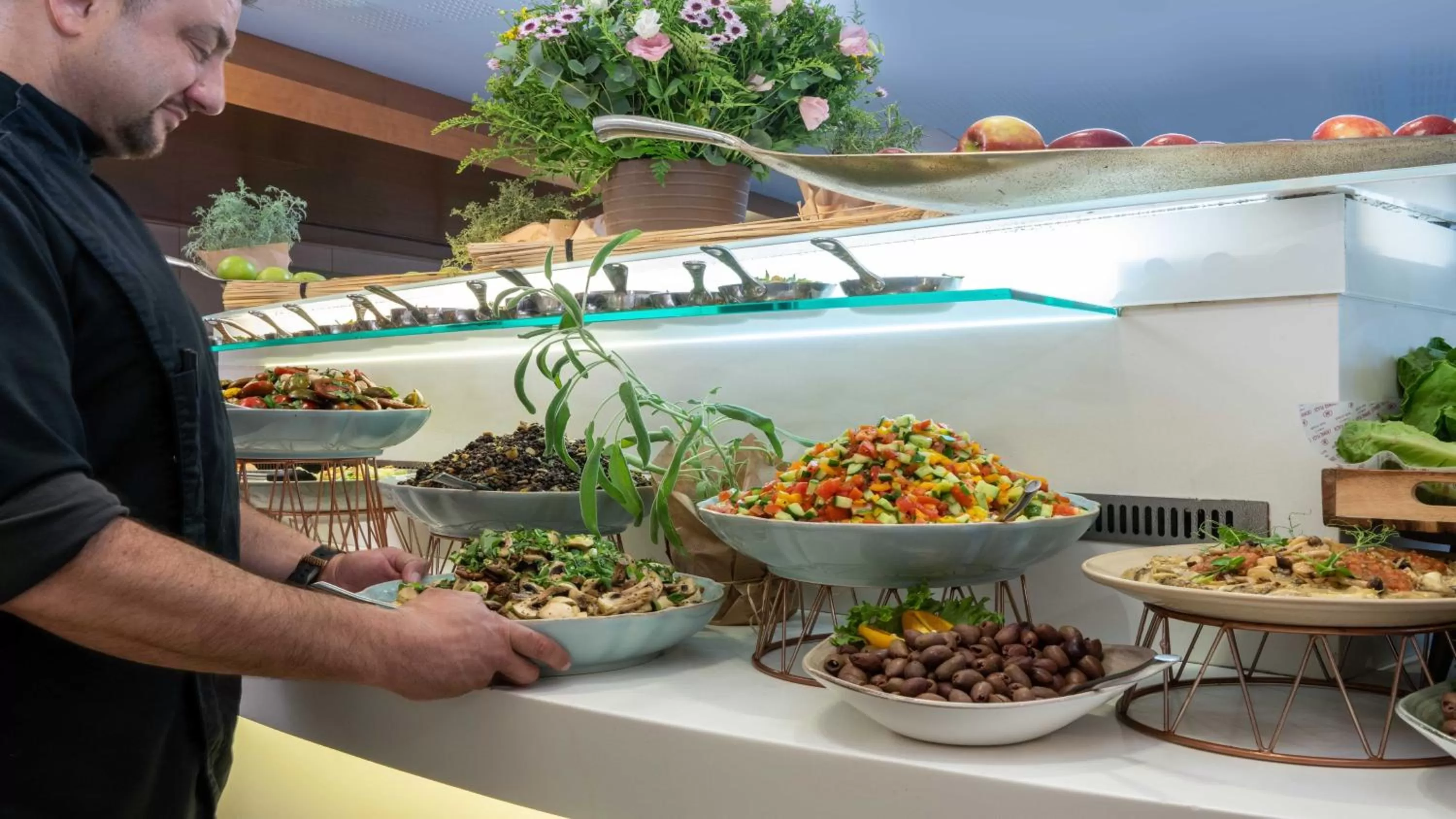 Restaurant/places to eat in Crowne Plaza Tel Aviv City Center by IHG