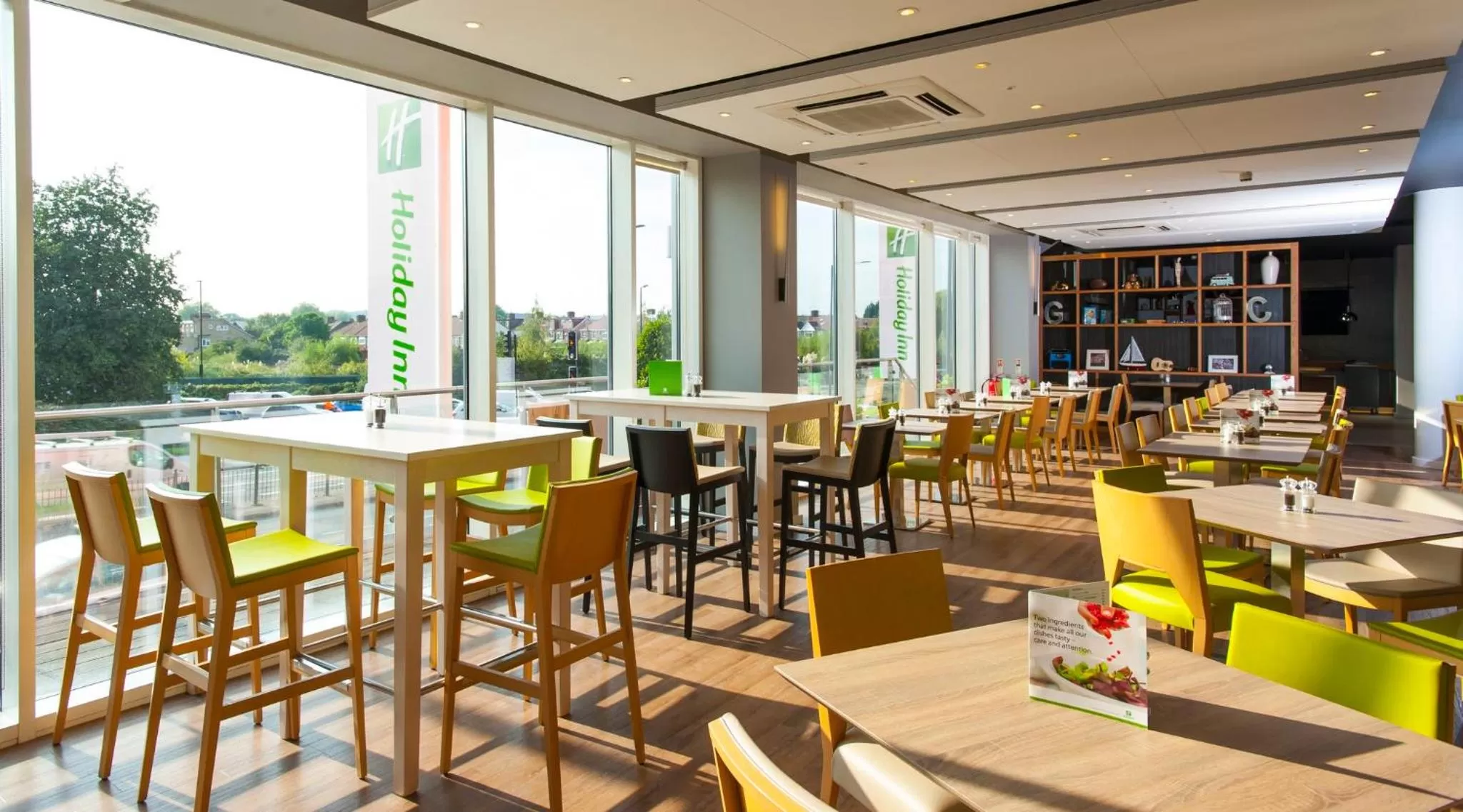 Restaurant/places to eat in Holiday Inn London West by IHG