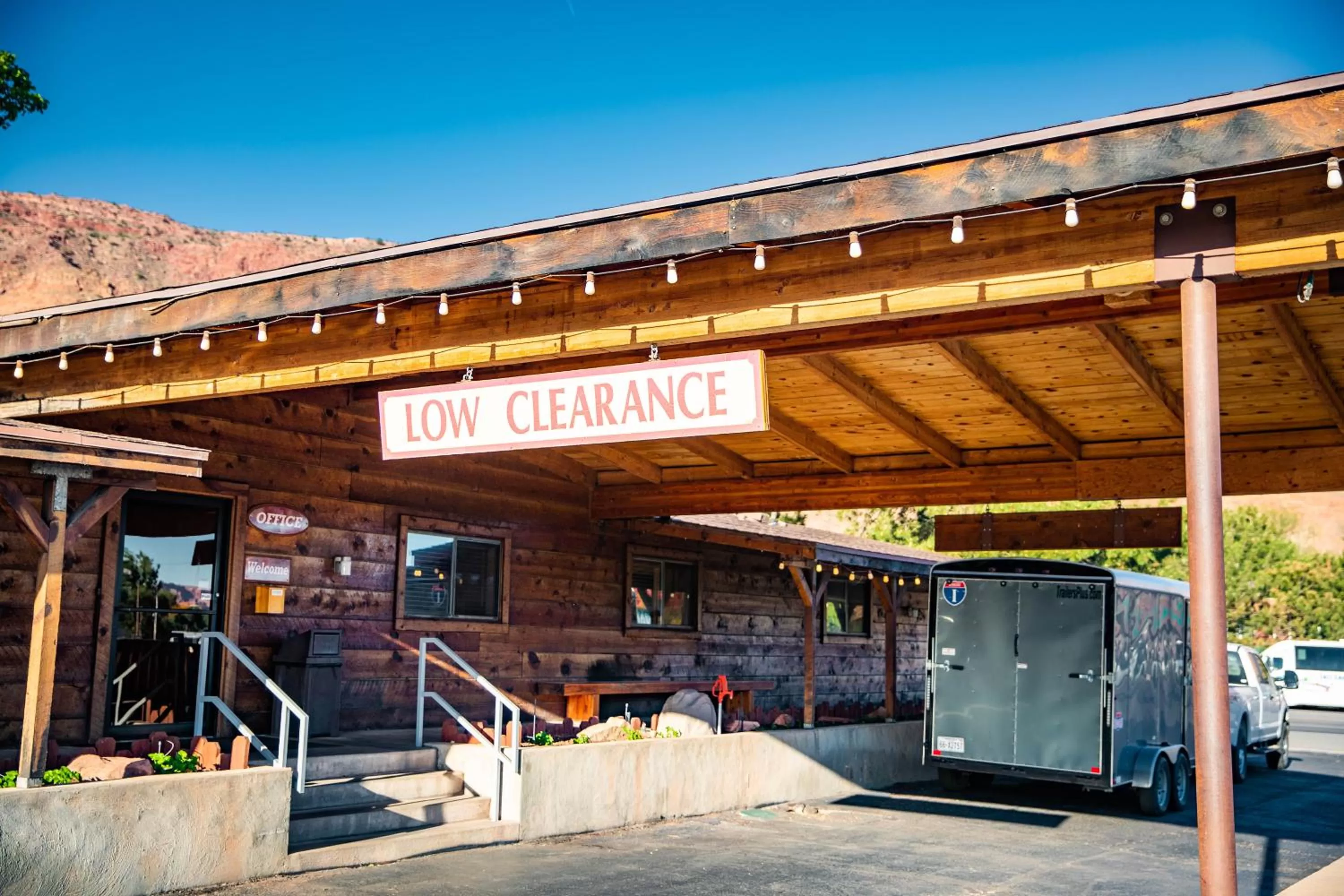 Facade/entrance in Red Stone Inn