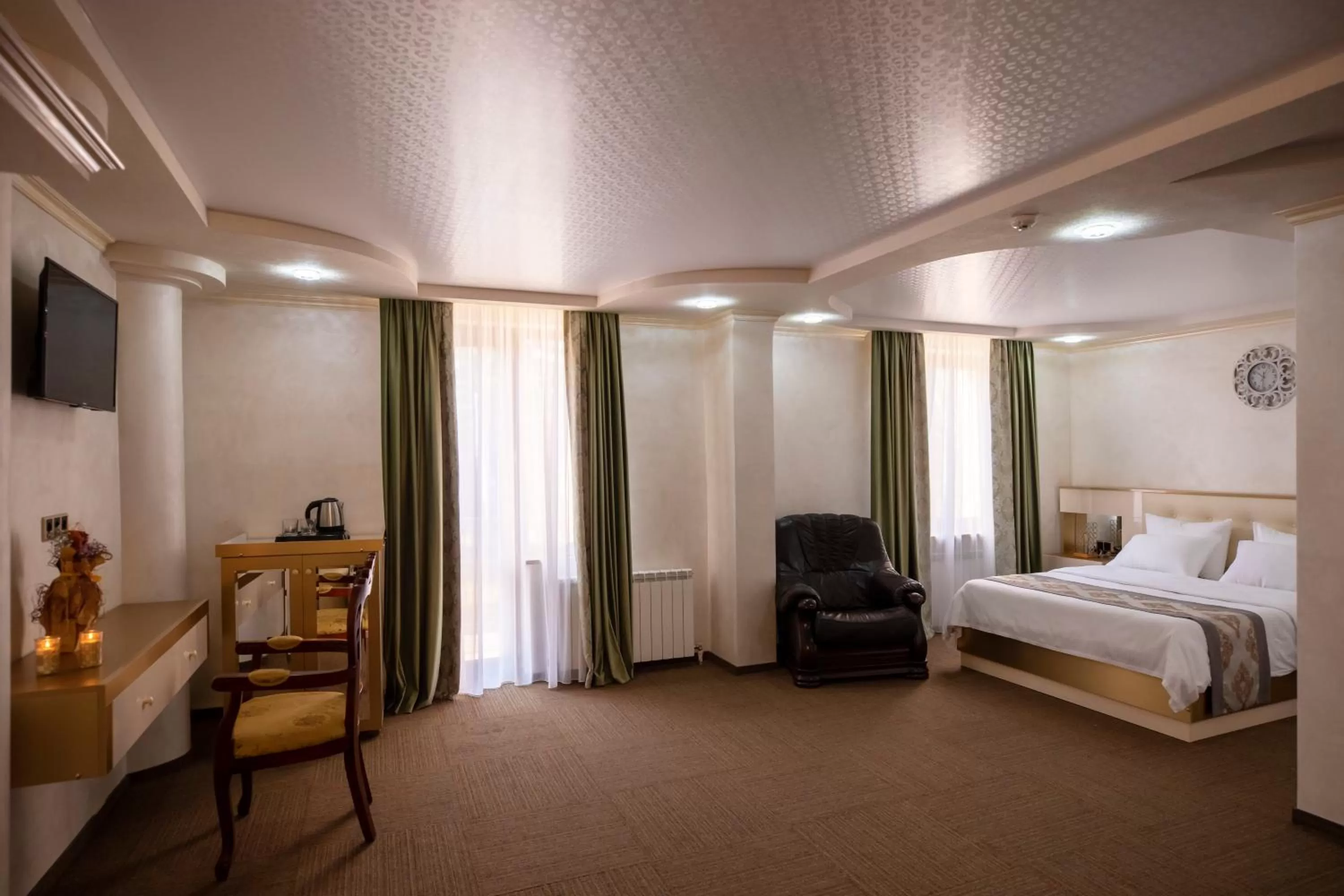 Photo of the whole room, Bed in Georgia Gold