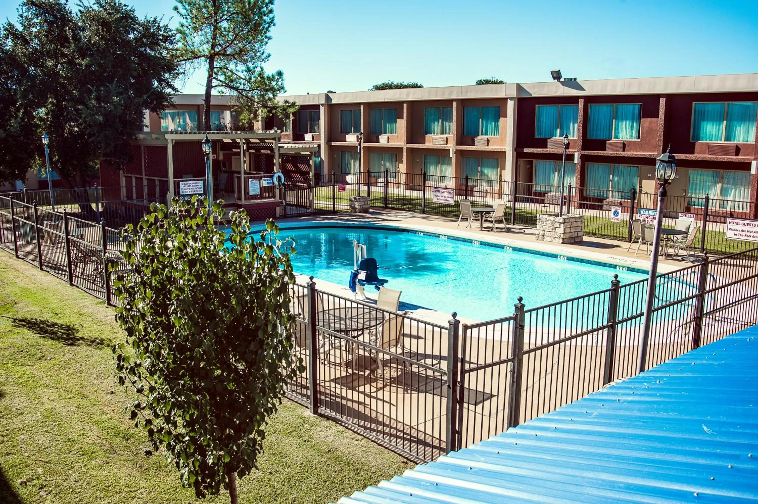 Swimming pool in Express Inn & Suites