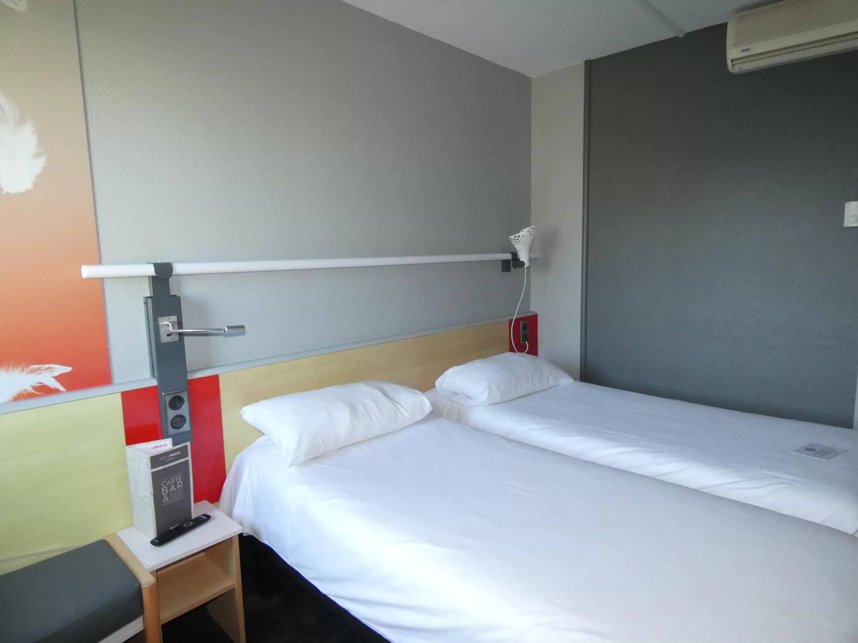 Bedroom, Bed in ibis Saintes