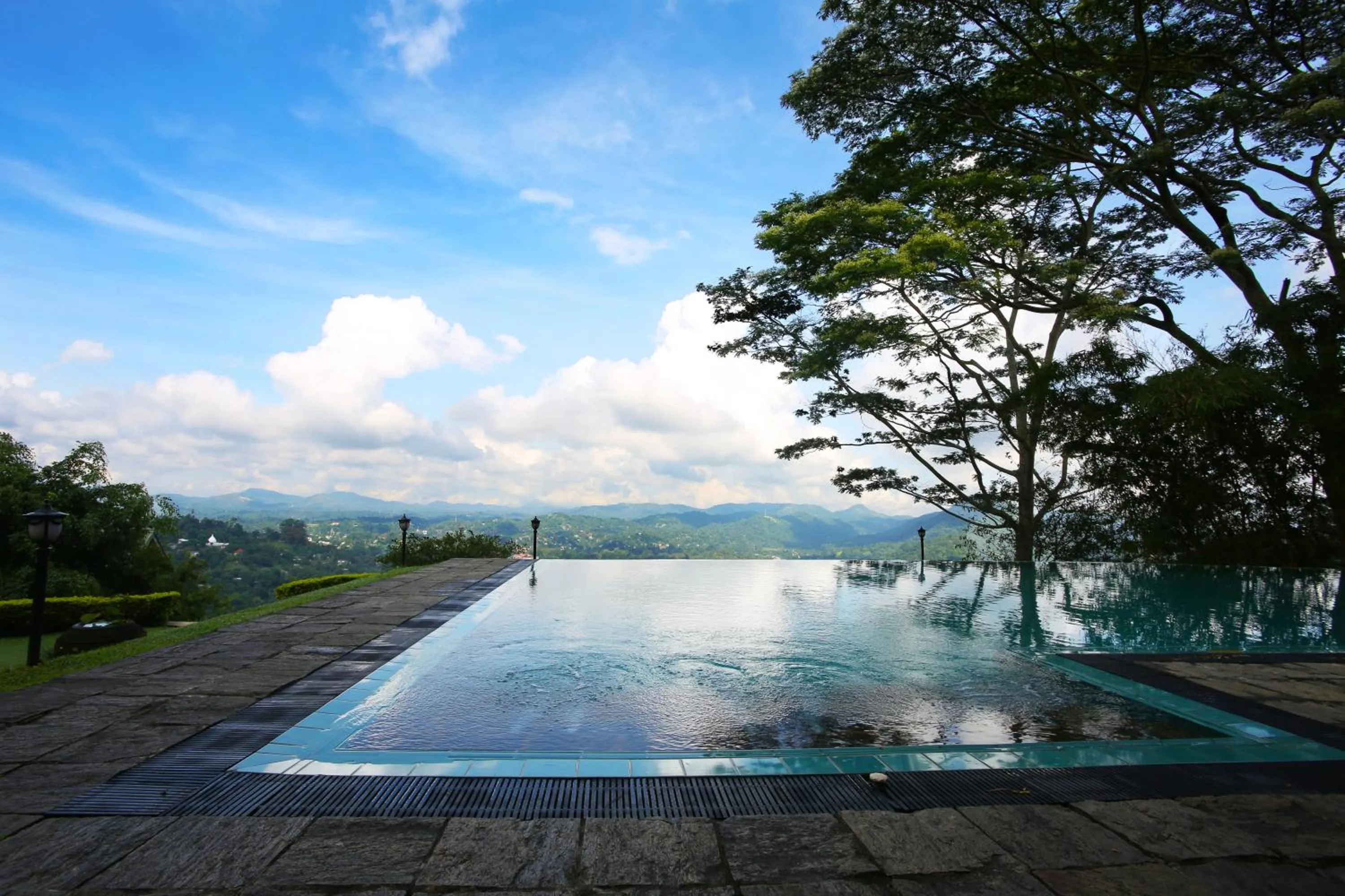 Swimming pool in Randholee Resort & Spa