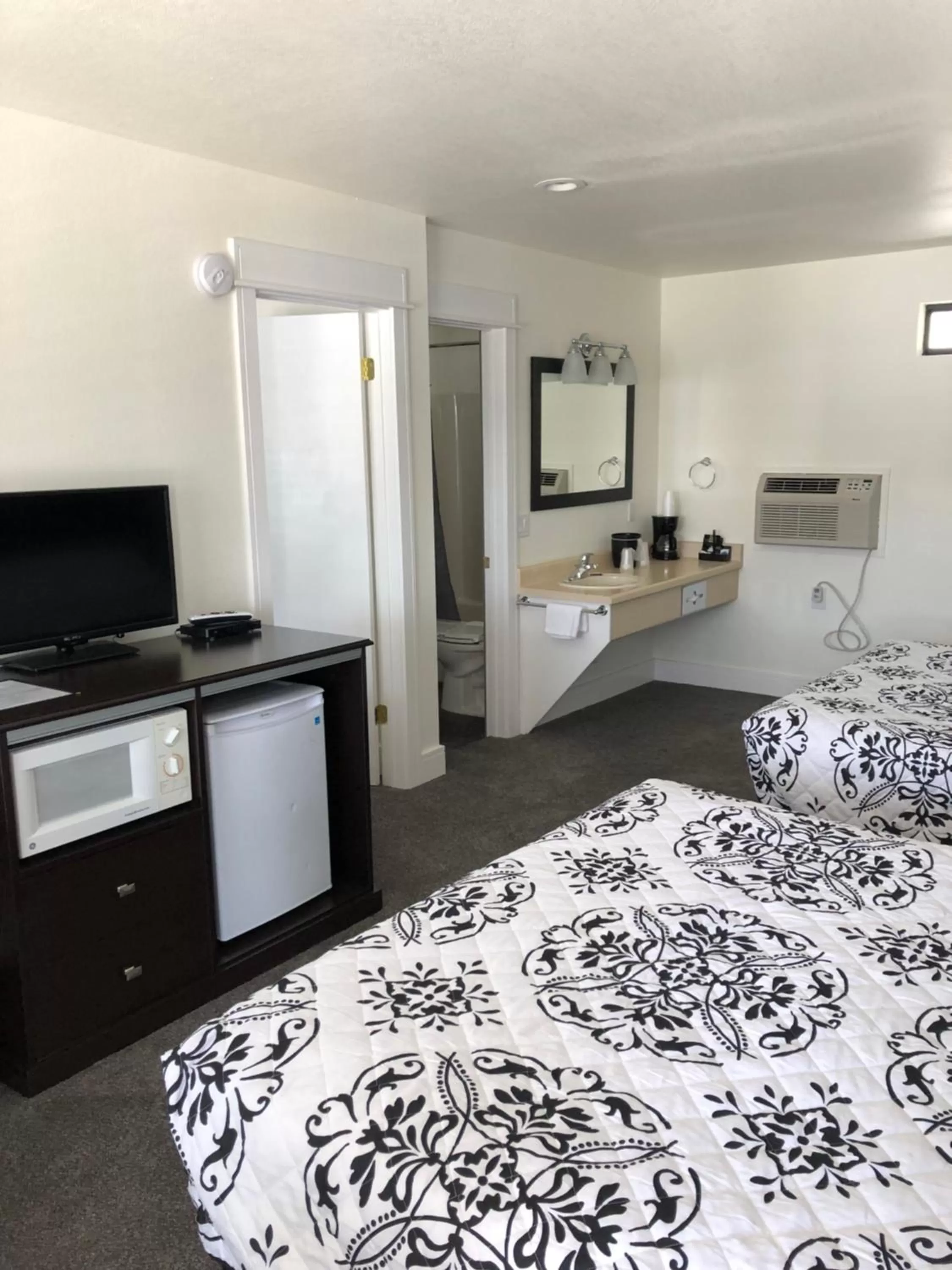 TV and multimedia, TV/Entertainment Center in El Rancho Motel