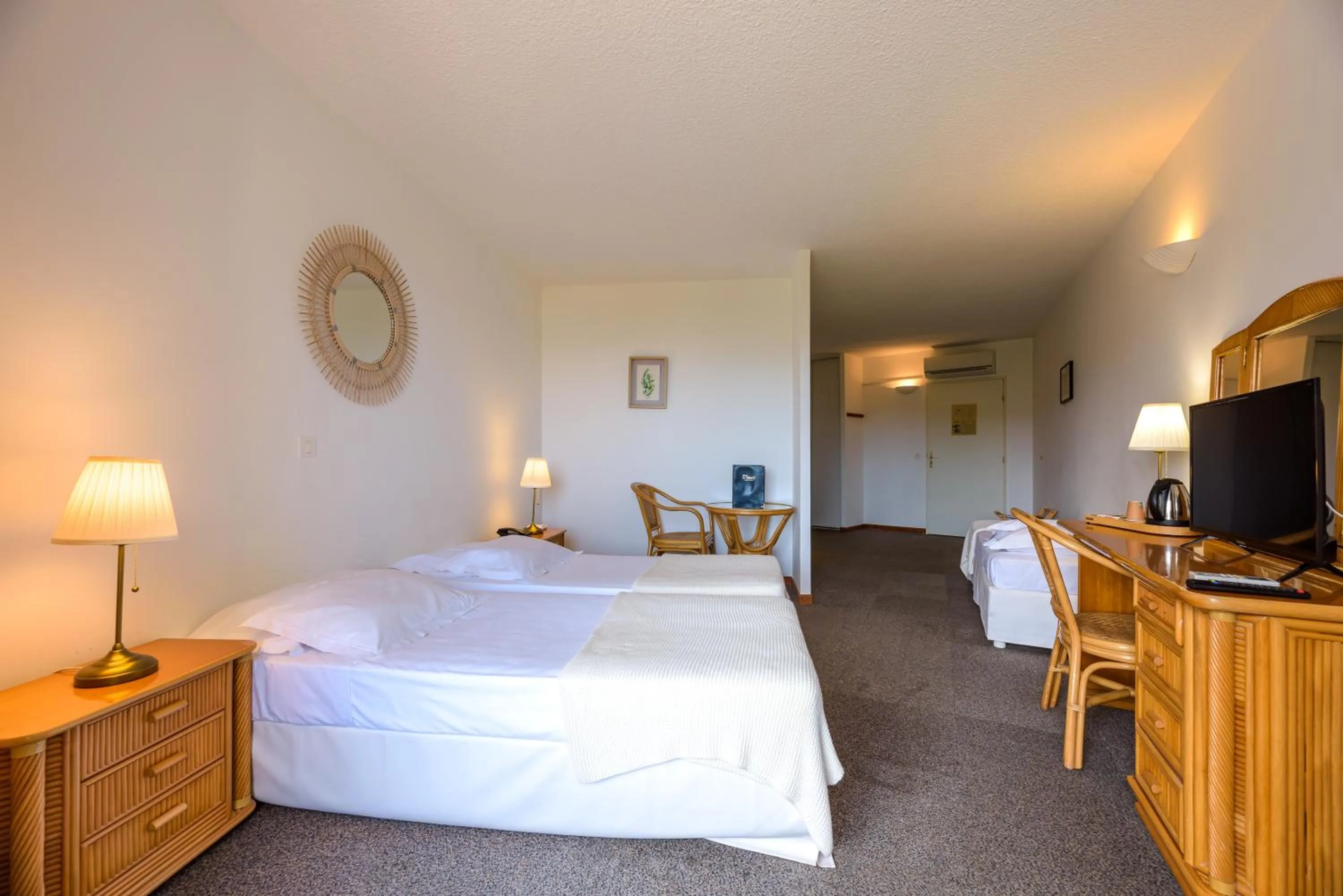 Photo of the whole room, Bed in Hotel Le Tilbury