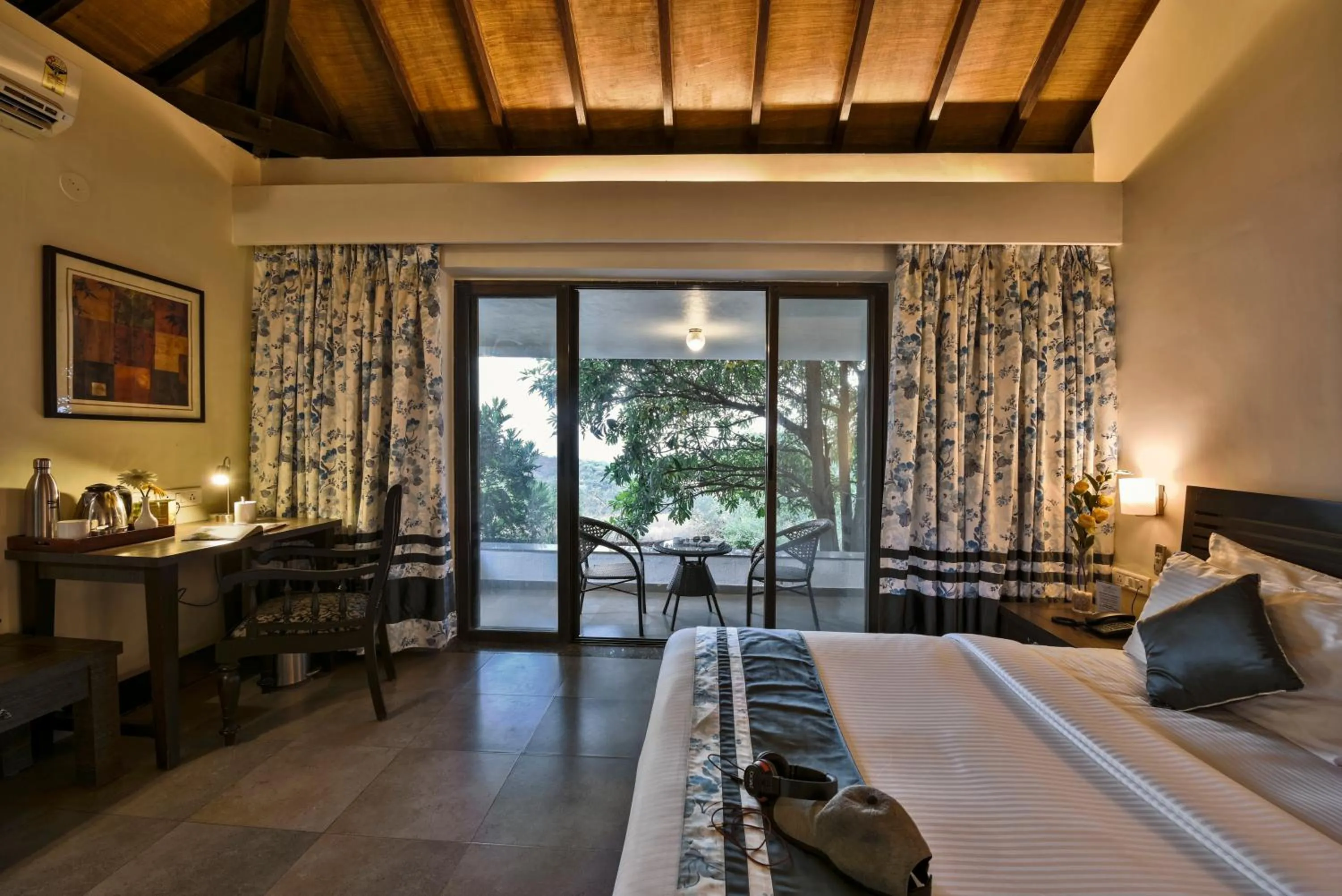 Balcony/Terrace, Bed in The Fern Samali Resort