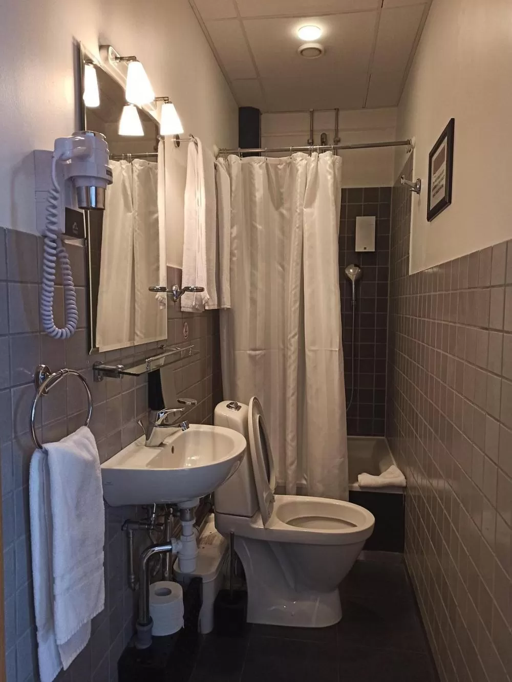 Bathroom in 101 Guesthouse Hotel