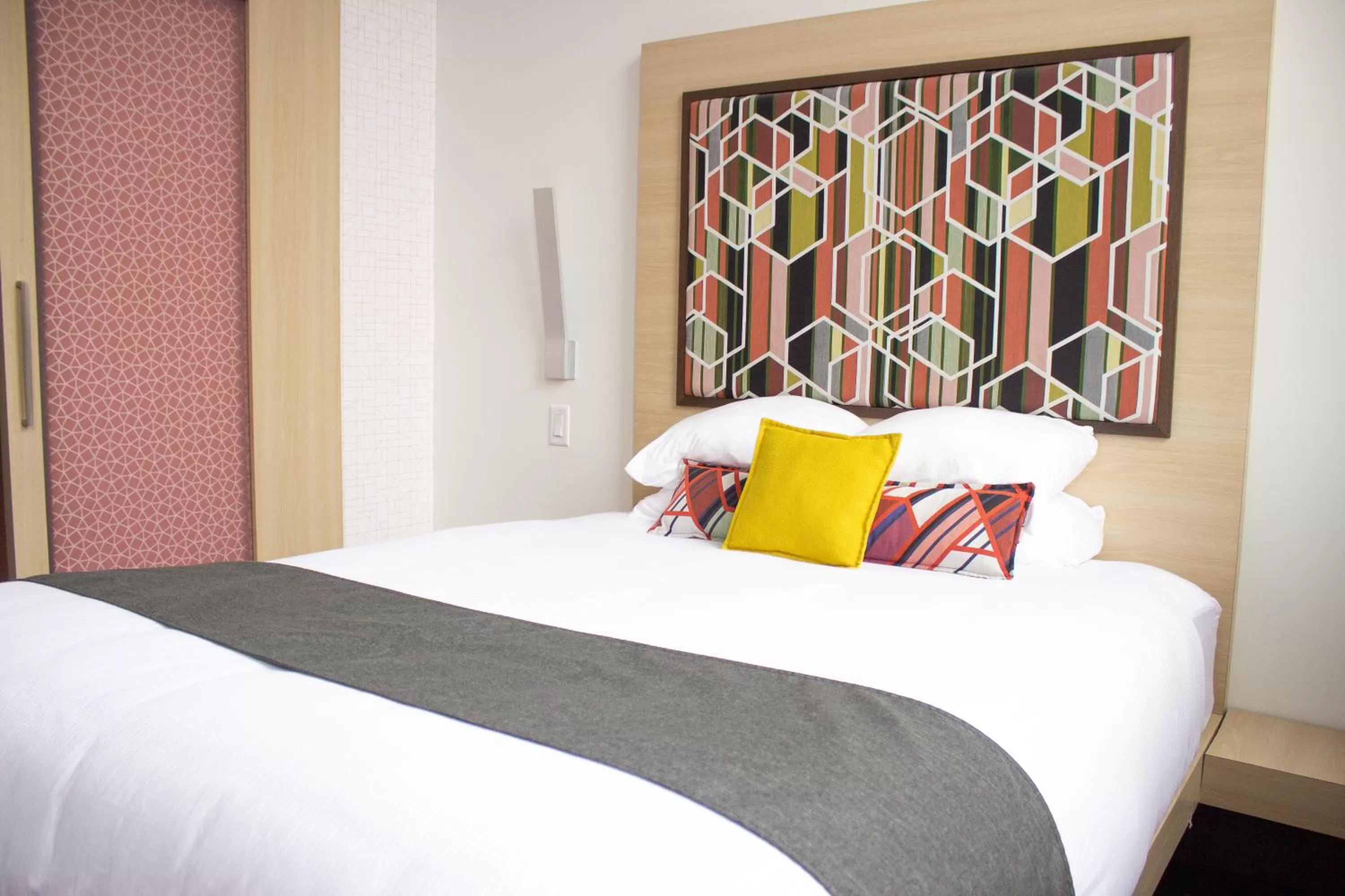 Bed in CityFlatsHotel - Grand Rapids, an Ascend Collection Hotel