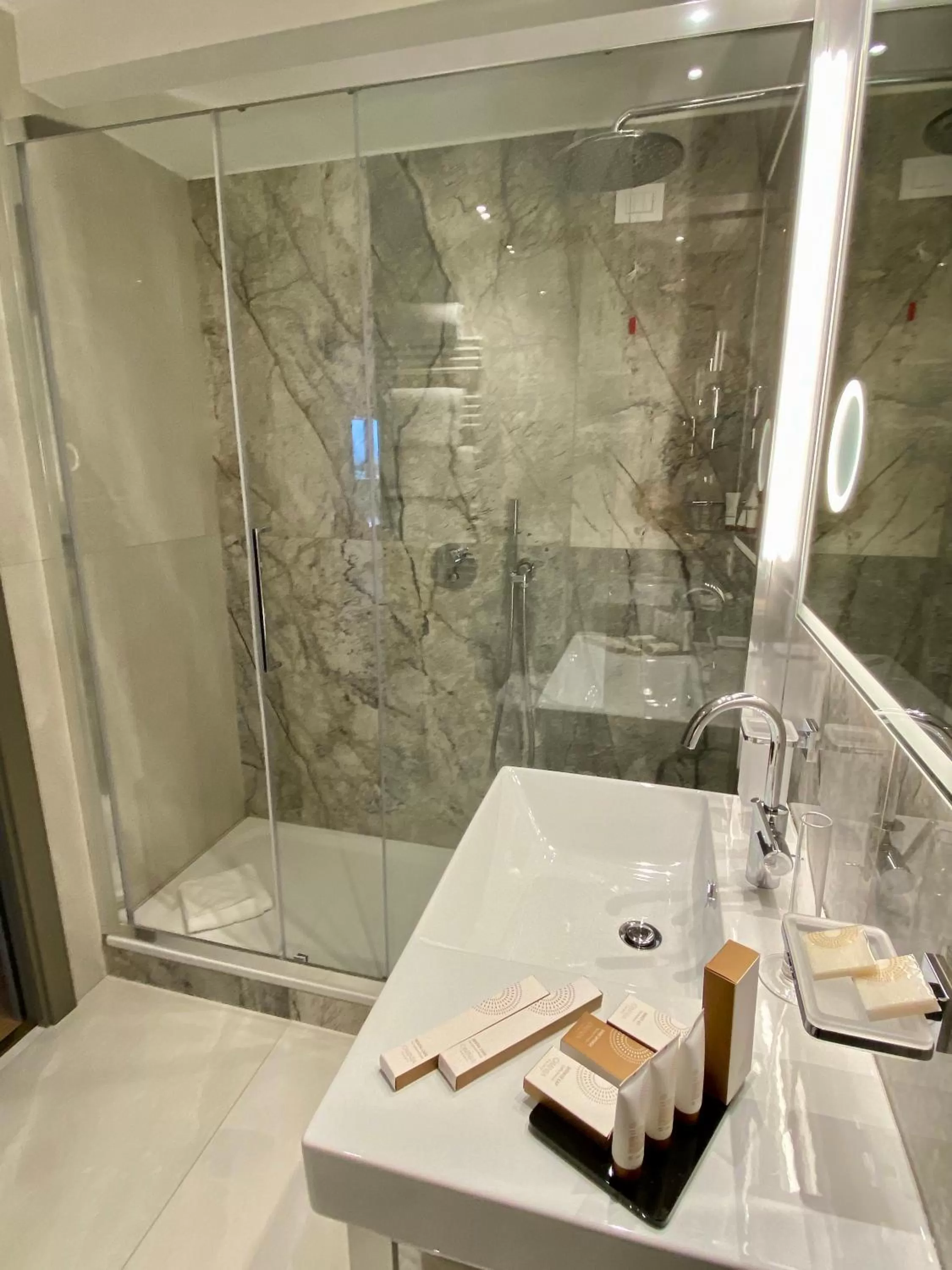 Bathroom in Hotel St Martin by OMNIA hotels