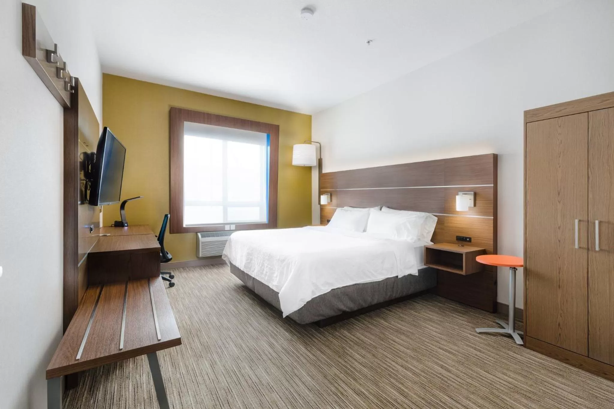 Photo of the whole room, Bed in Holiday Inn Express Grande Prairie by IHG