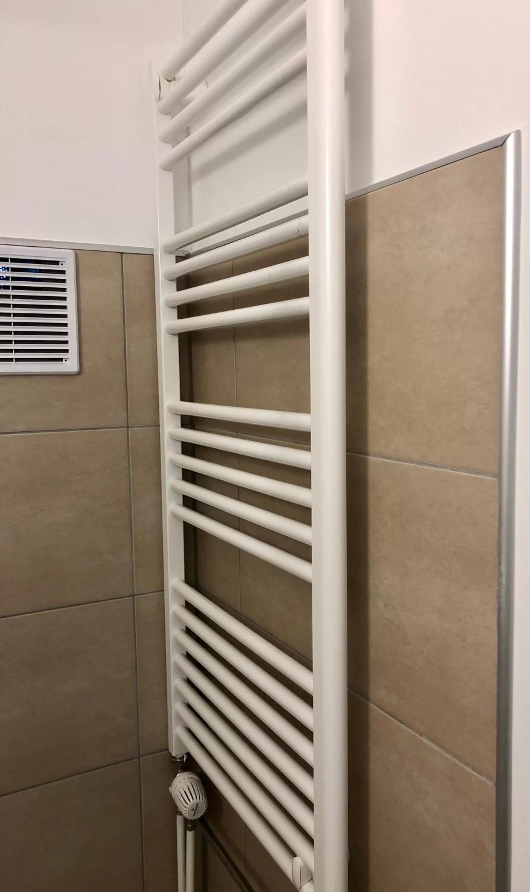 Kraft Hotel-Klimaanlage in jedem Zimmer, AC in each room!