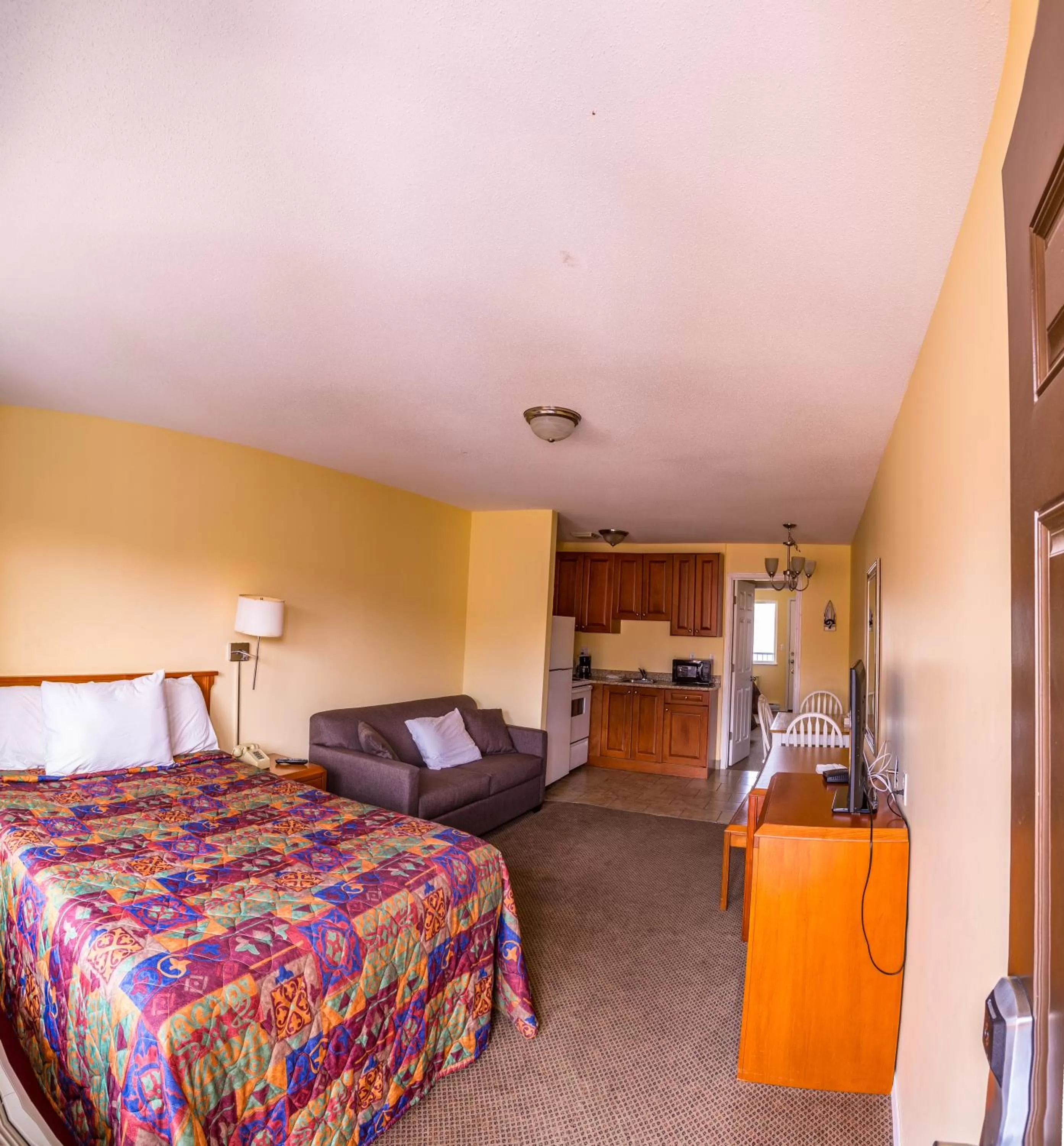 Bed in Sahara Courtyard Inn Penticton