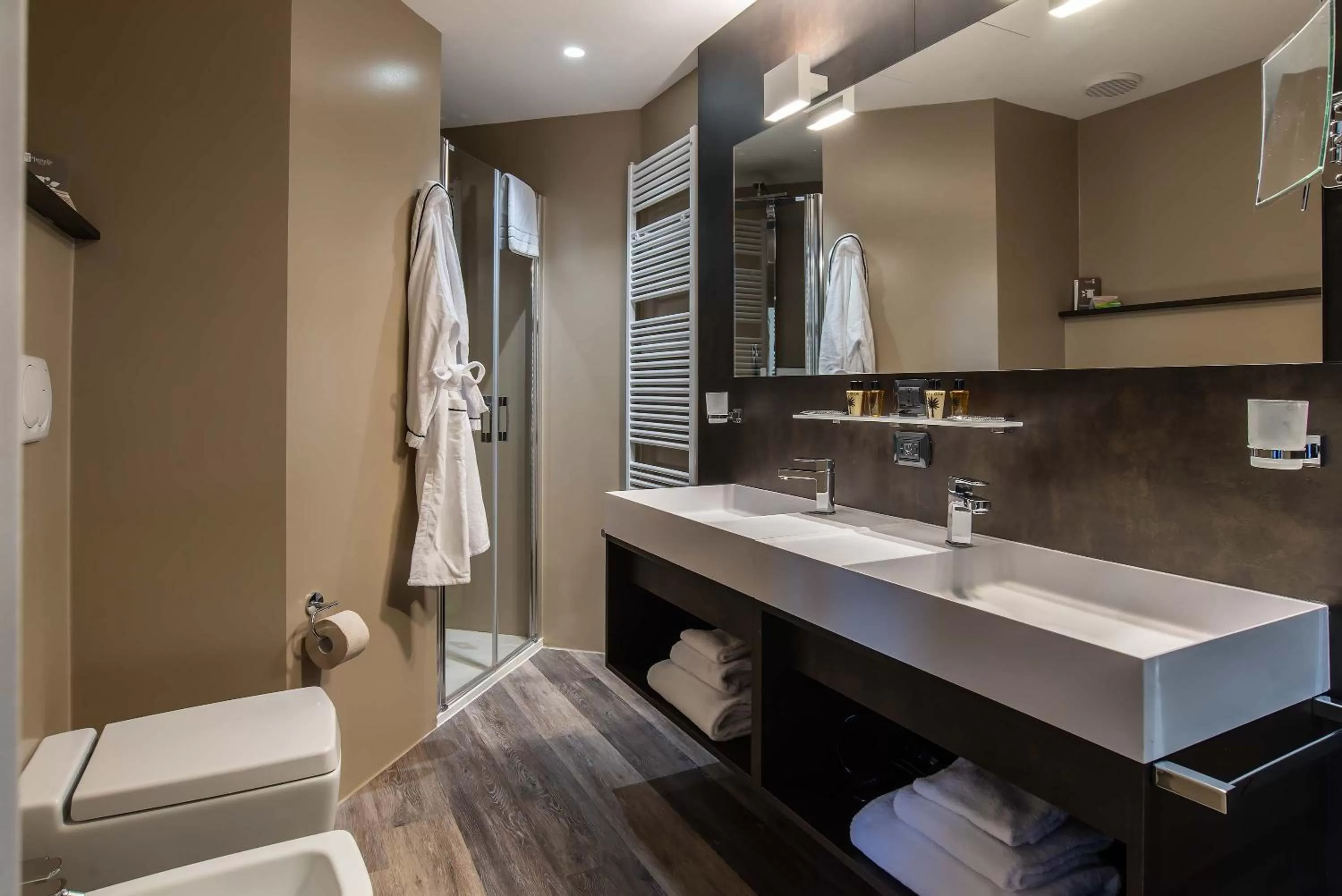 Shower in Maranello Palace