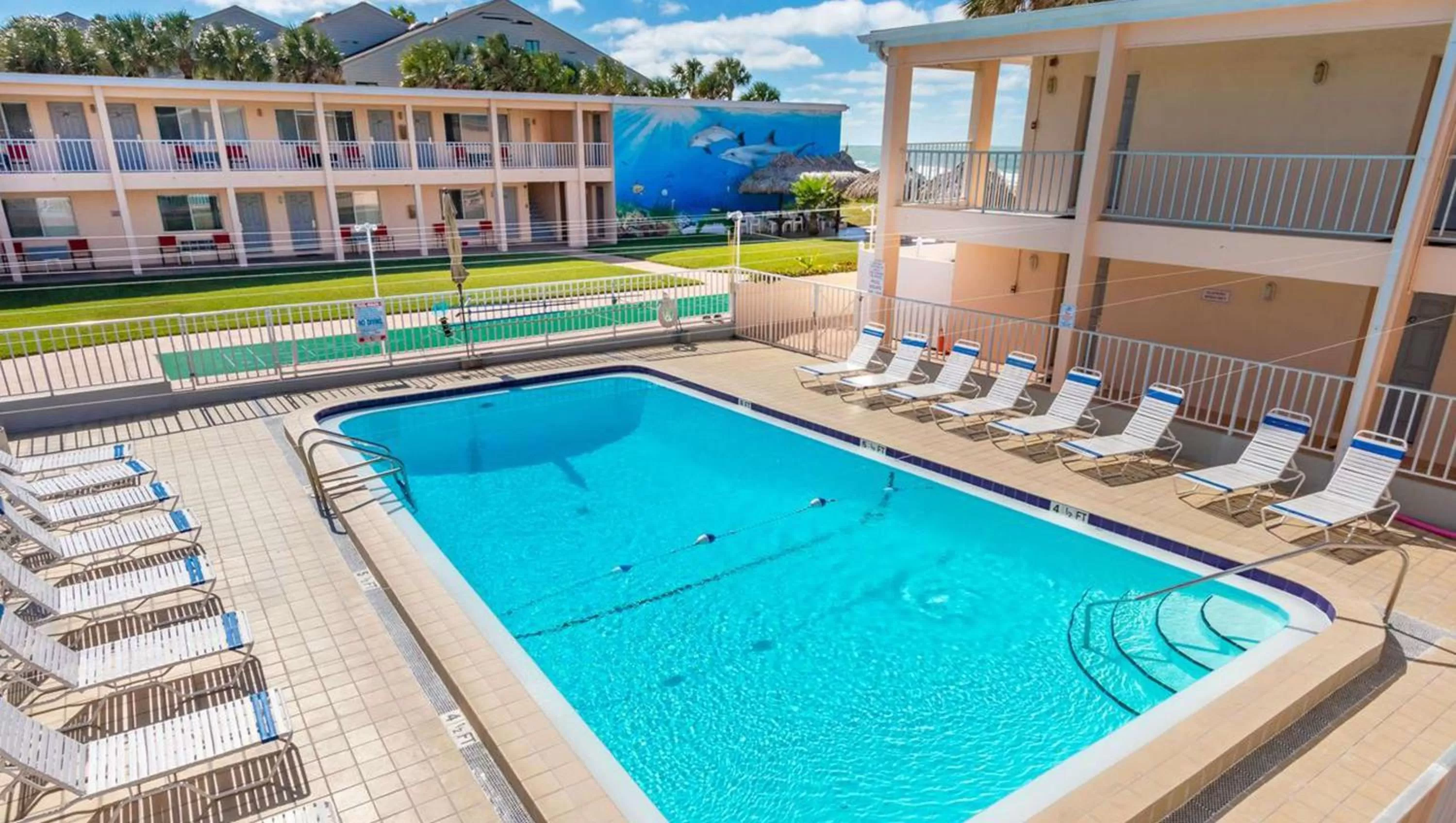 Swimming pool in Belleair Beach Resort Motel
