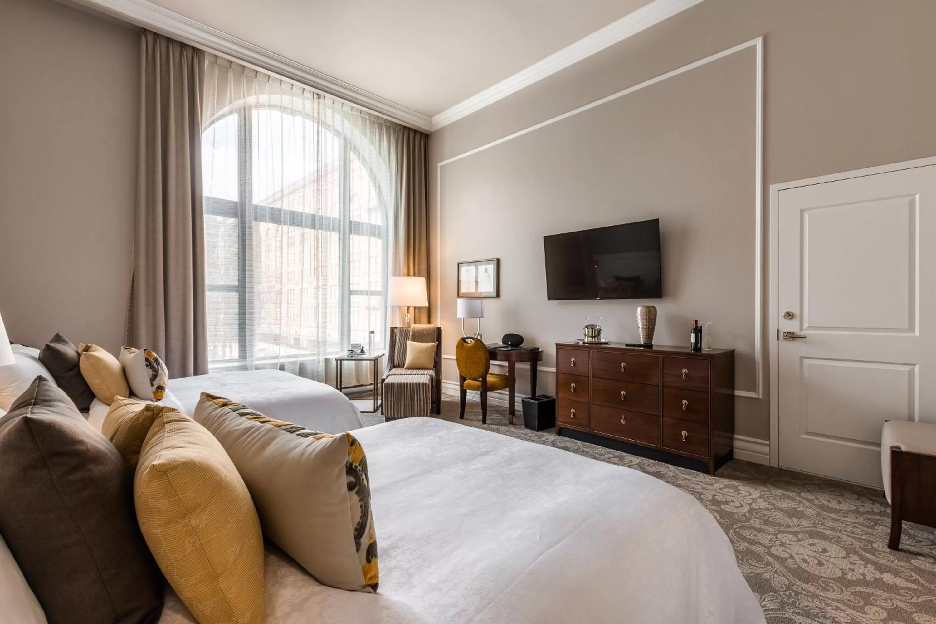 Photo of the whole room, Bed in Hôtel Birks Montréal