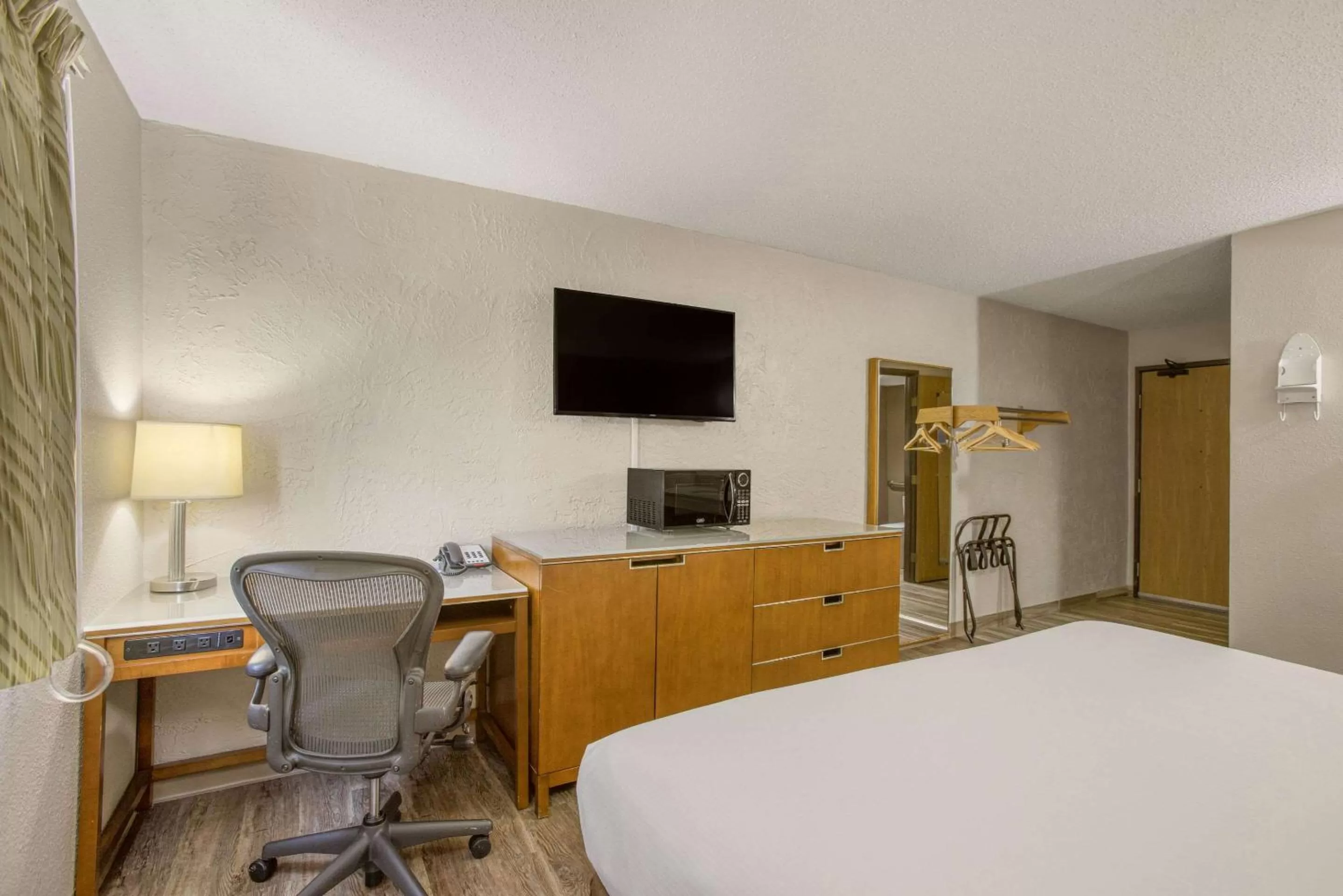Bedroom, Bed in Rodeway Inn & Suites Grand Rapids Southeast