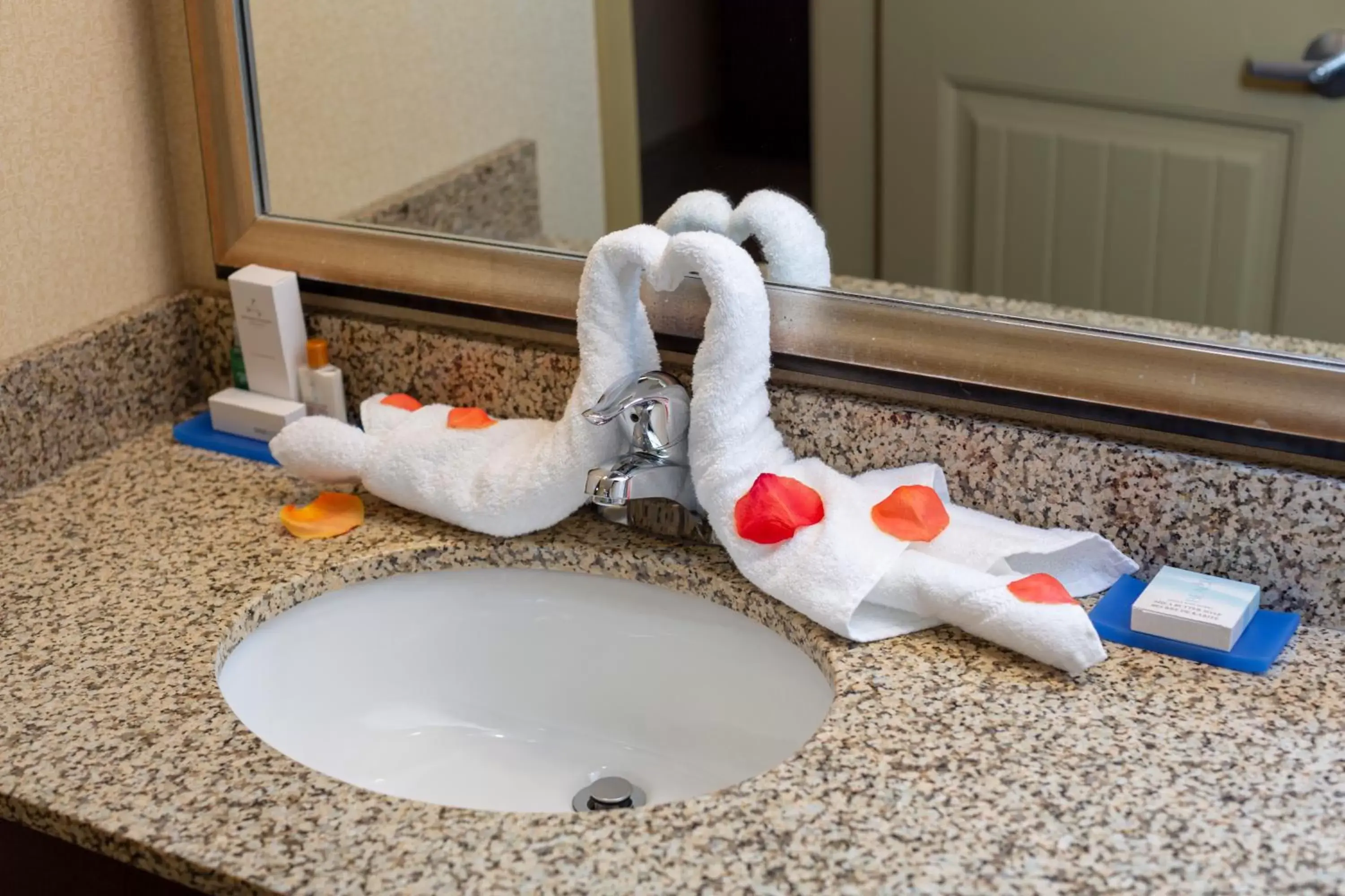 King Suite with Spa Bath in Bayview Hotel King Suite with Spa Bath in Bayview Hotel