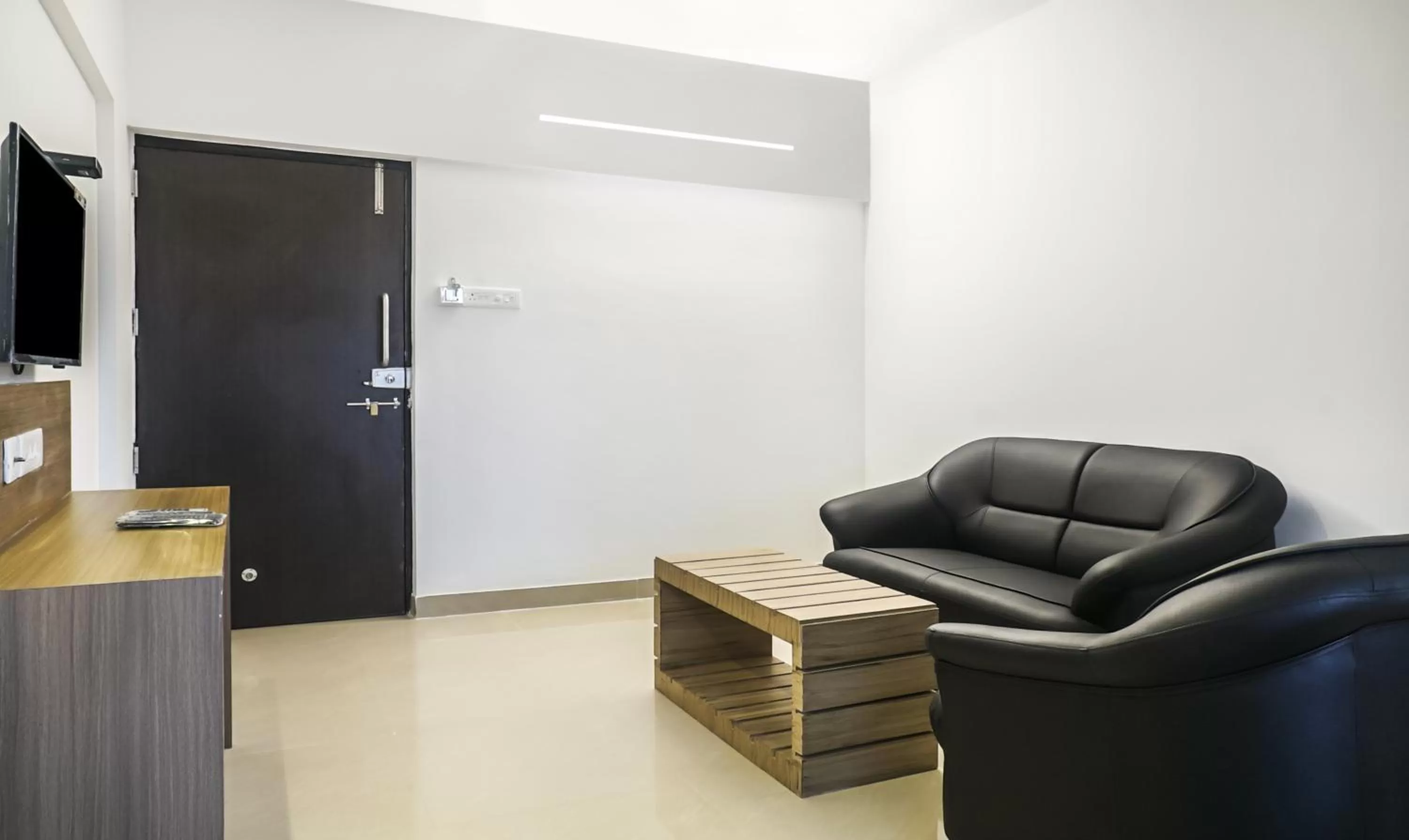 Communal lounge/ TV room in Treebo Luxe Suite, Shivaji Nagar