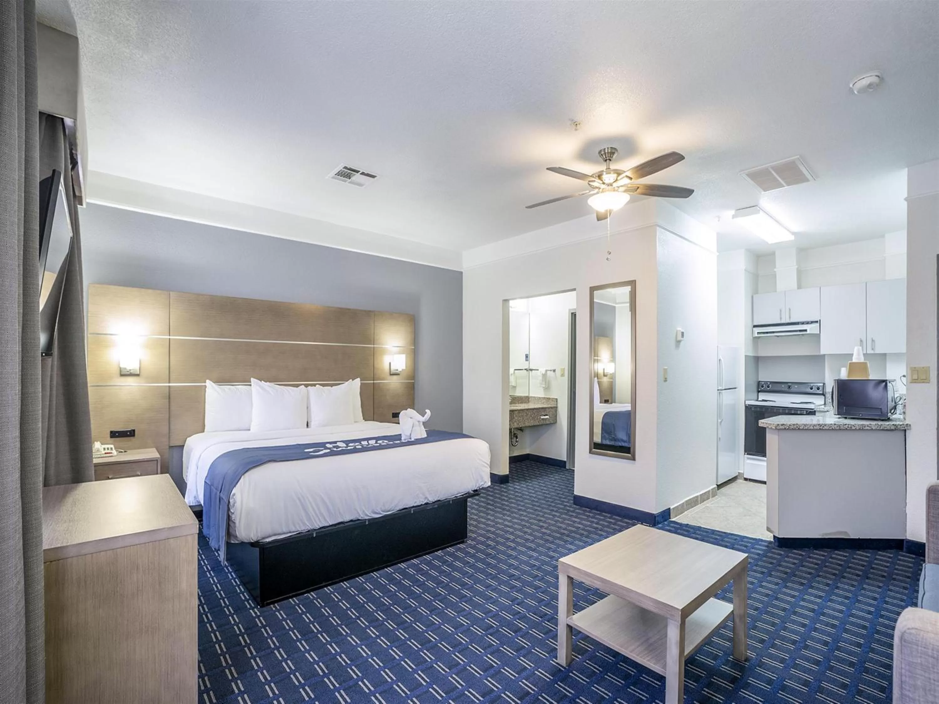 Bed in Days Inn & Suites by Wyndham Webster NASA-ClearLake-Houston