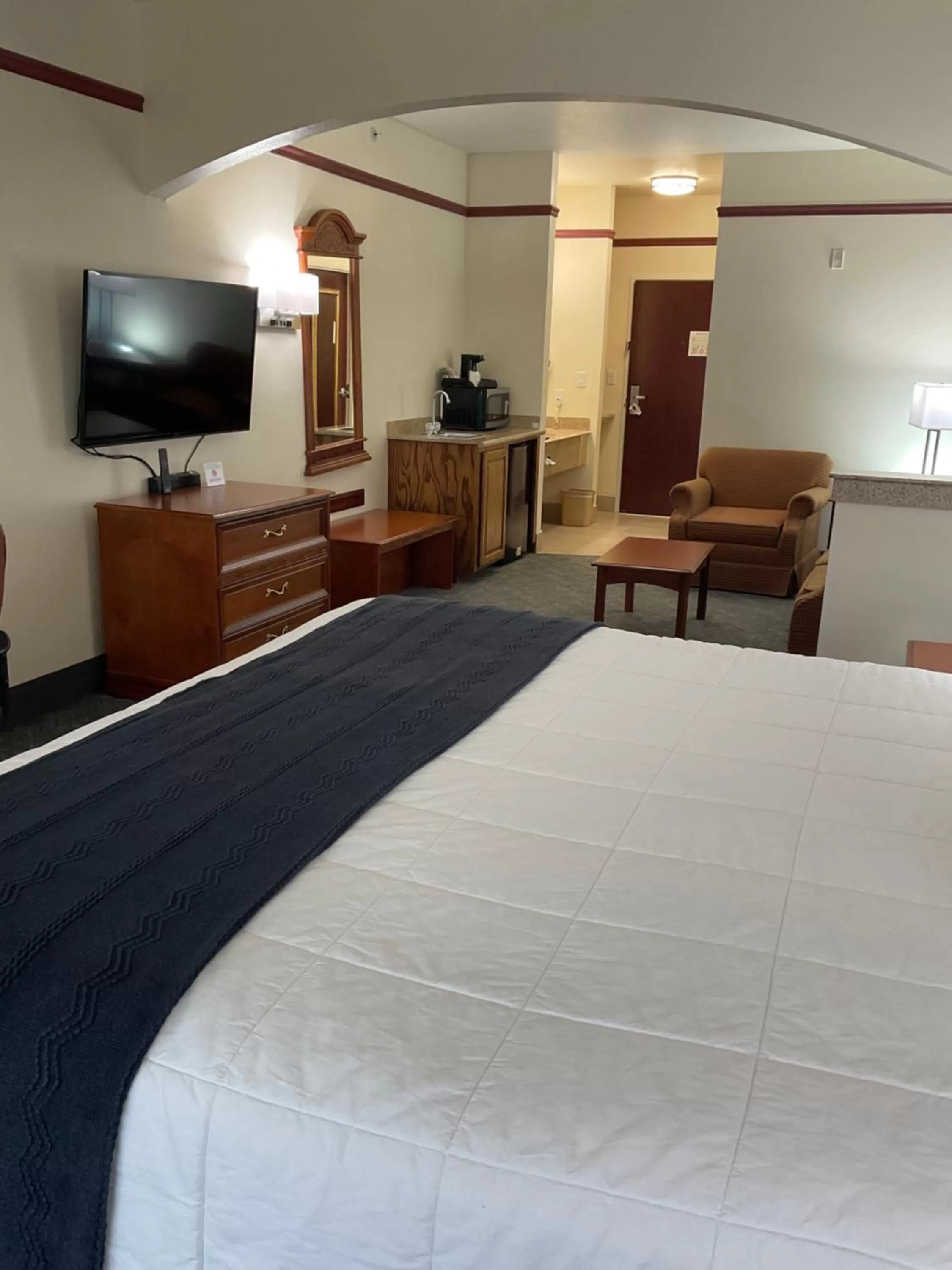 Photo of the whole room, Bed in Budget Host Inn and Suites Cameron