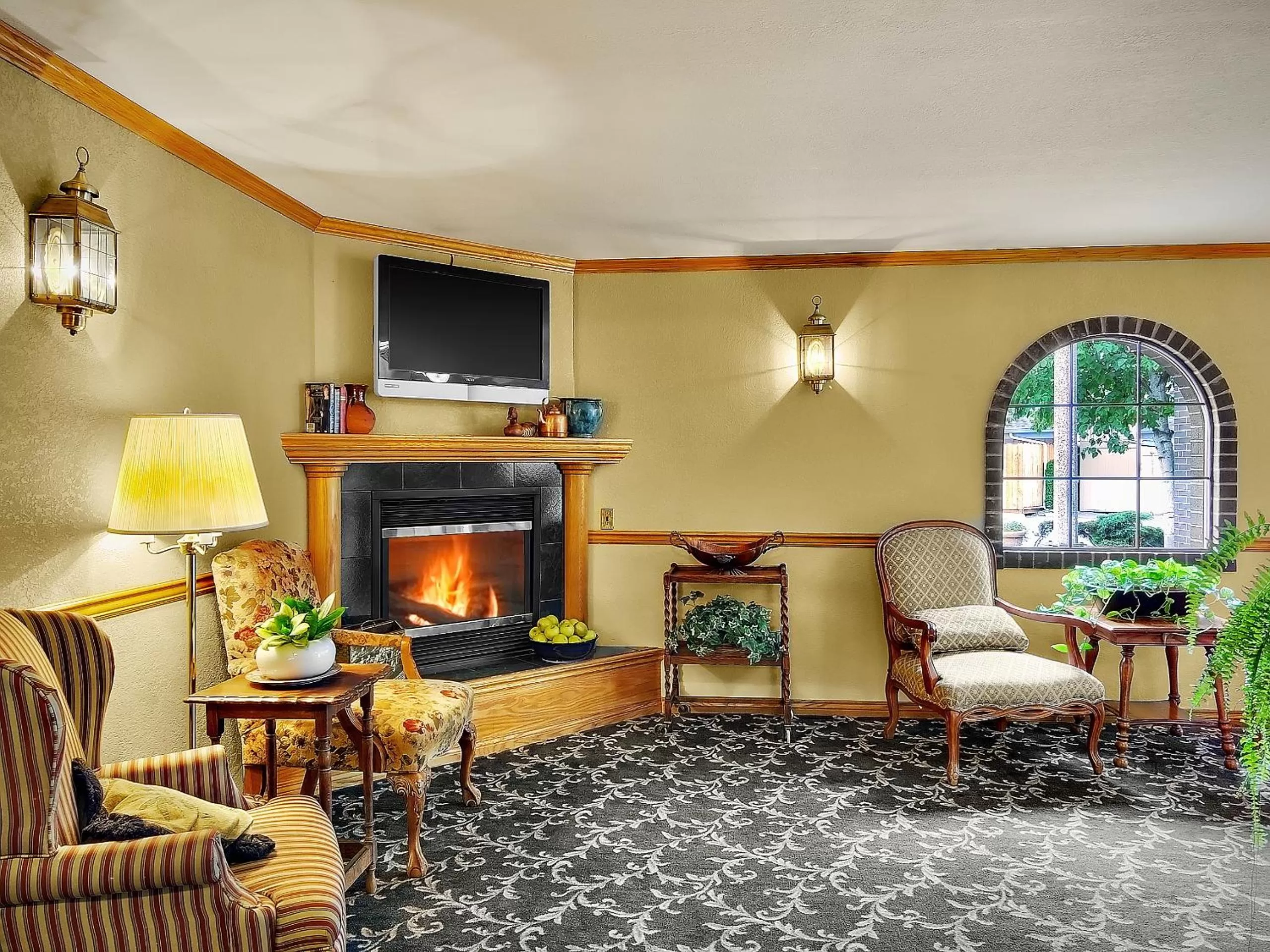 Communal lounge/ TV room in Coachman Inn Oak Harbor