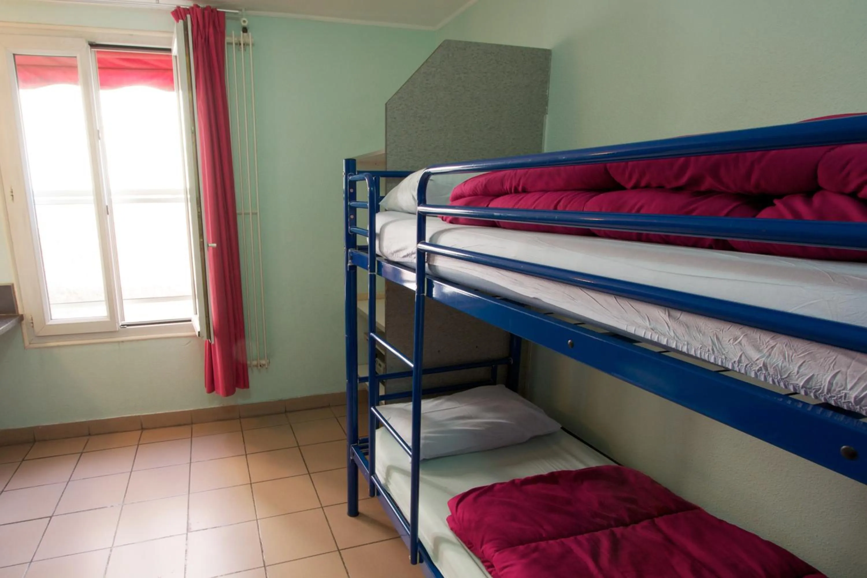 bunk bed, Bed in Auberge Internationale des Jeunes