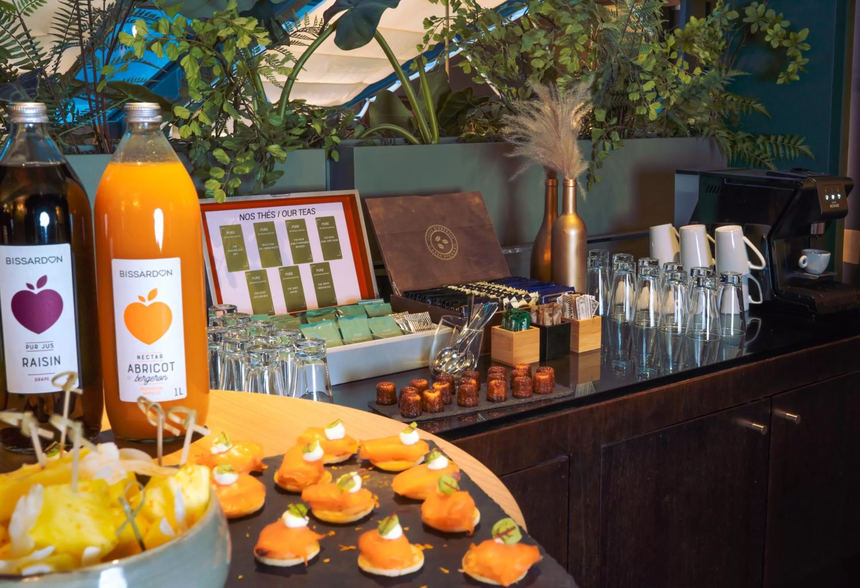 Food and drinks in Nest Hotel Paris la Défense - MGallery Collection