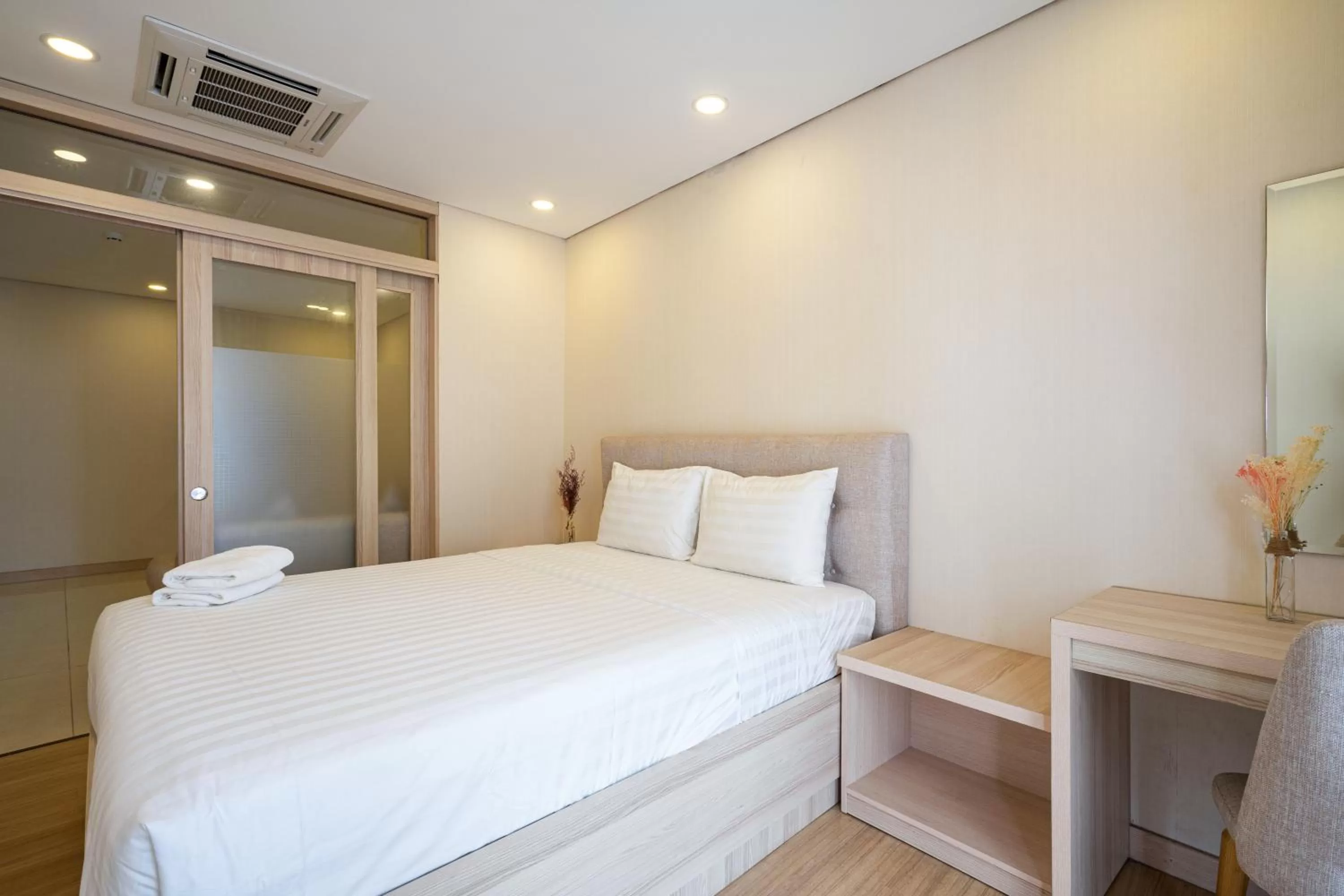 Bed in Luxy Park Hotel & Apartments - Notre Dame