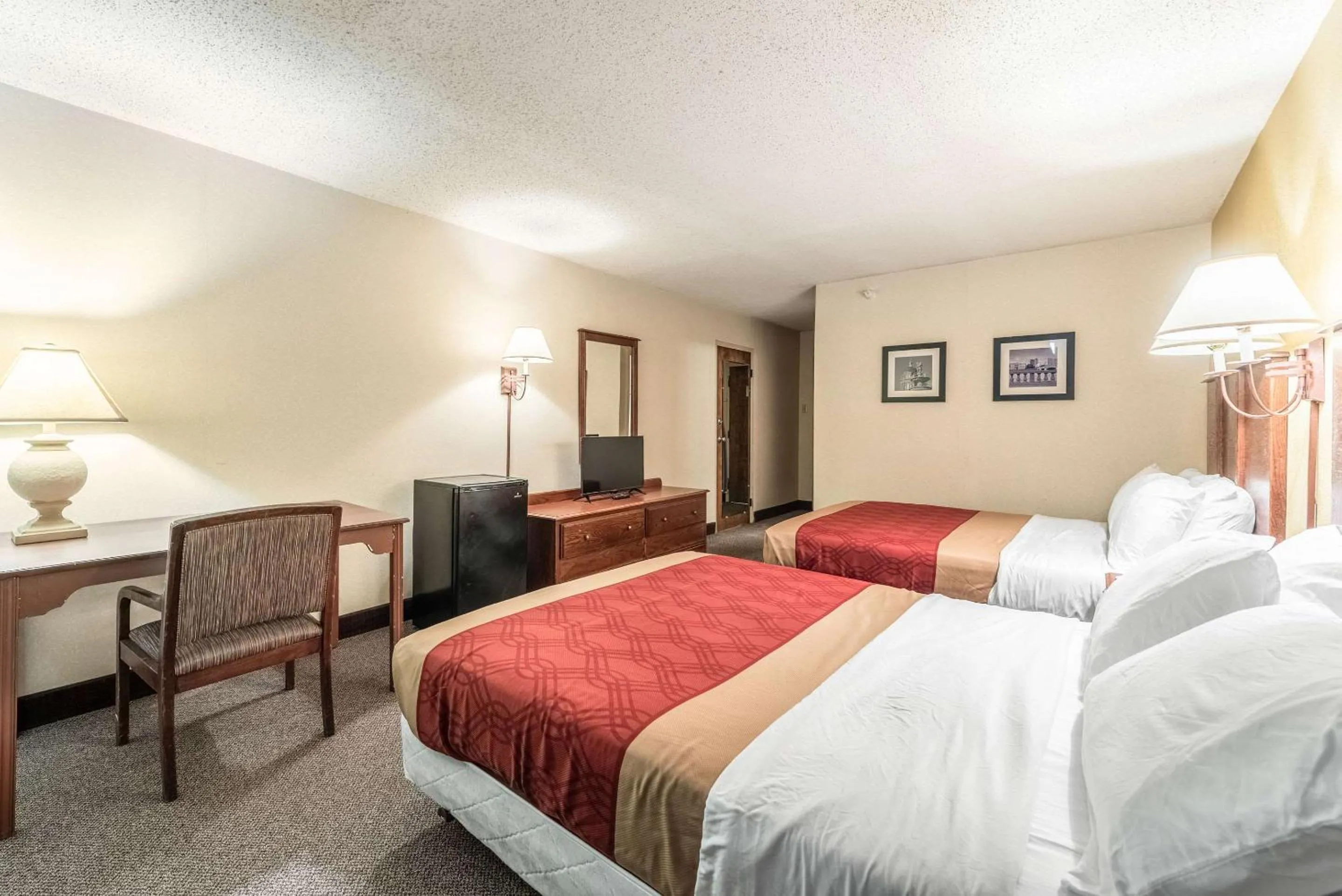 Photo of the whole room, Bed in Econo Lodge