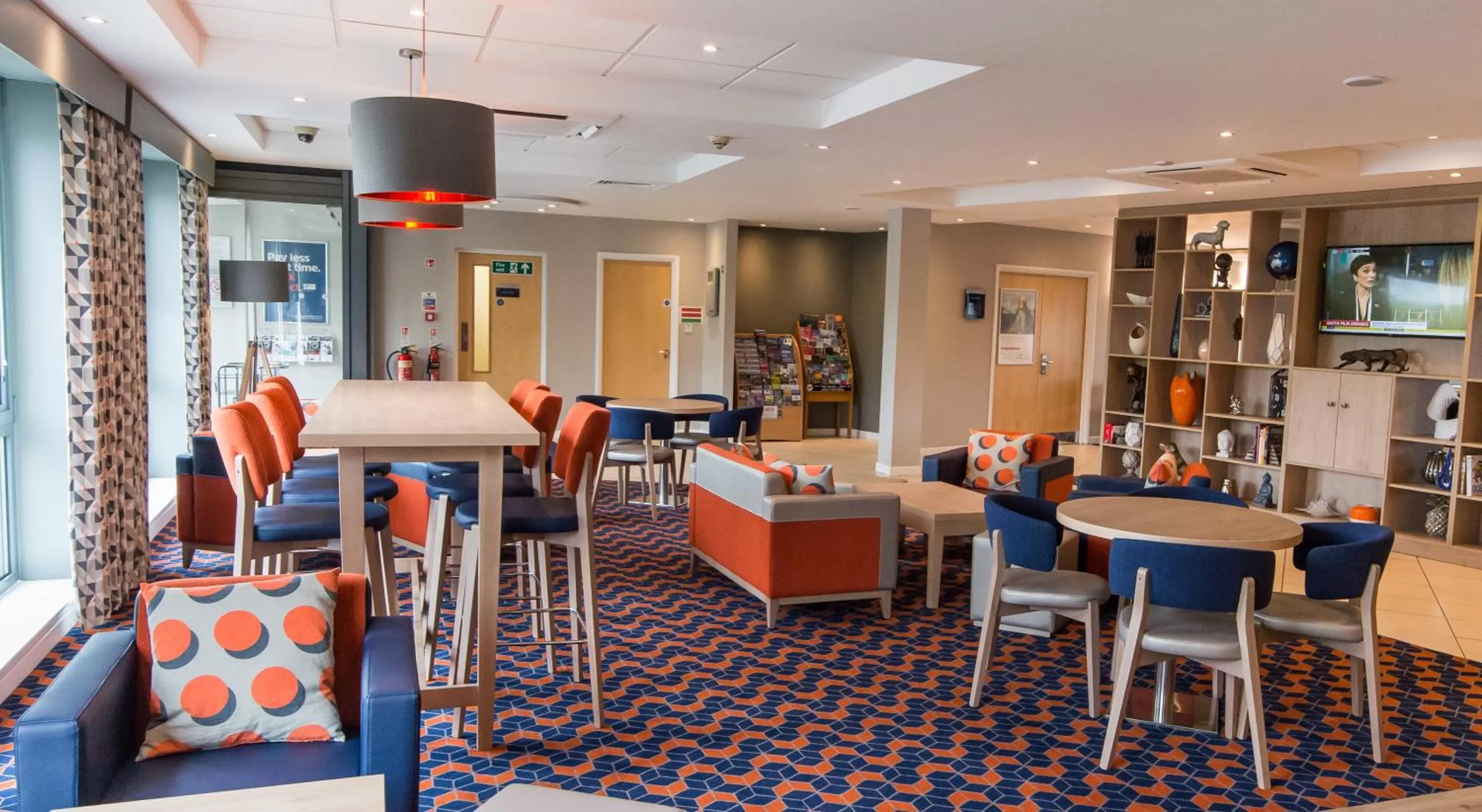 Lounge or bar in Holiday Inn Express Dunfermline by IHG
