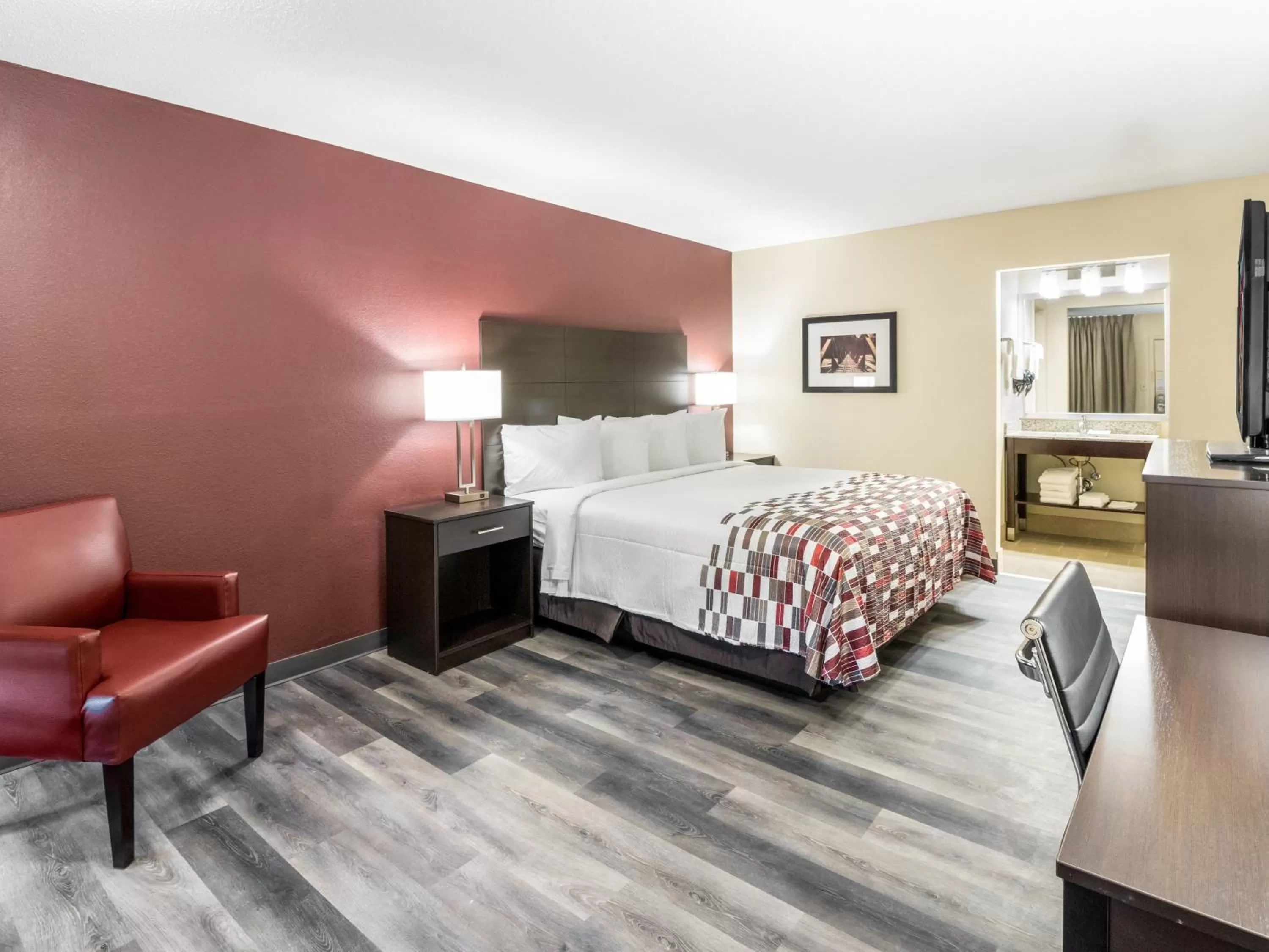 Photo of the whole room, Bed in Red Roof Inn Dandridge