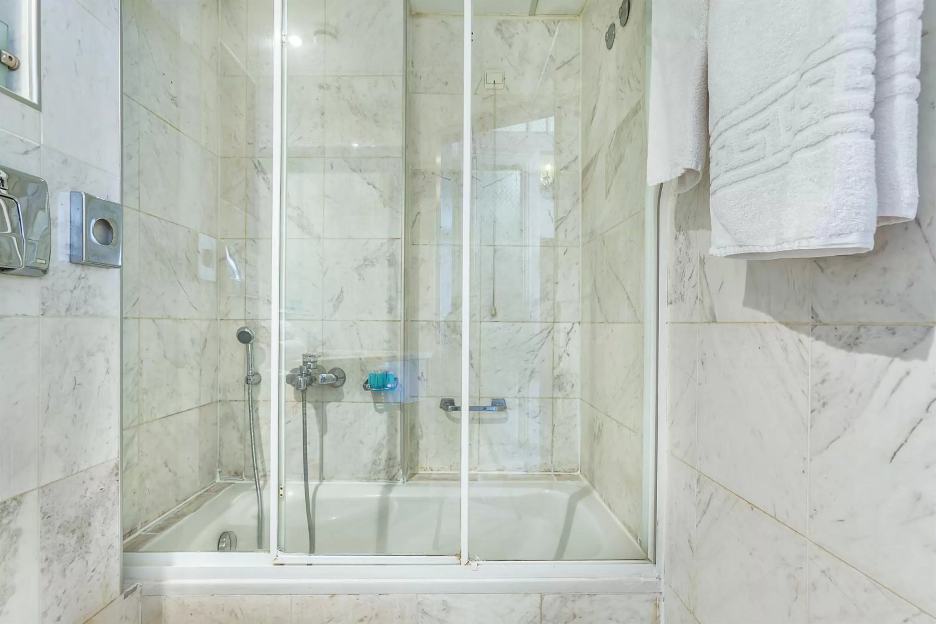 Bathroom in Minerva Premier Hotel