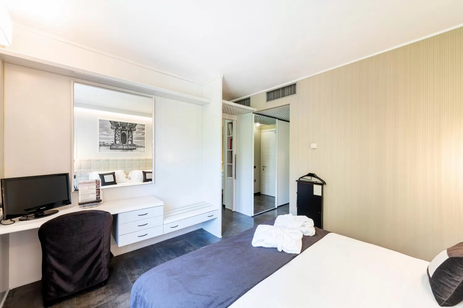 Photo of the whole room, Bed in La Casa del Mulino