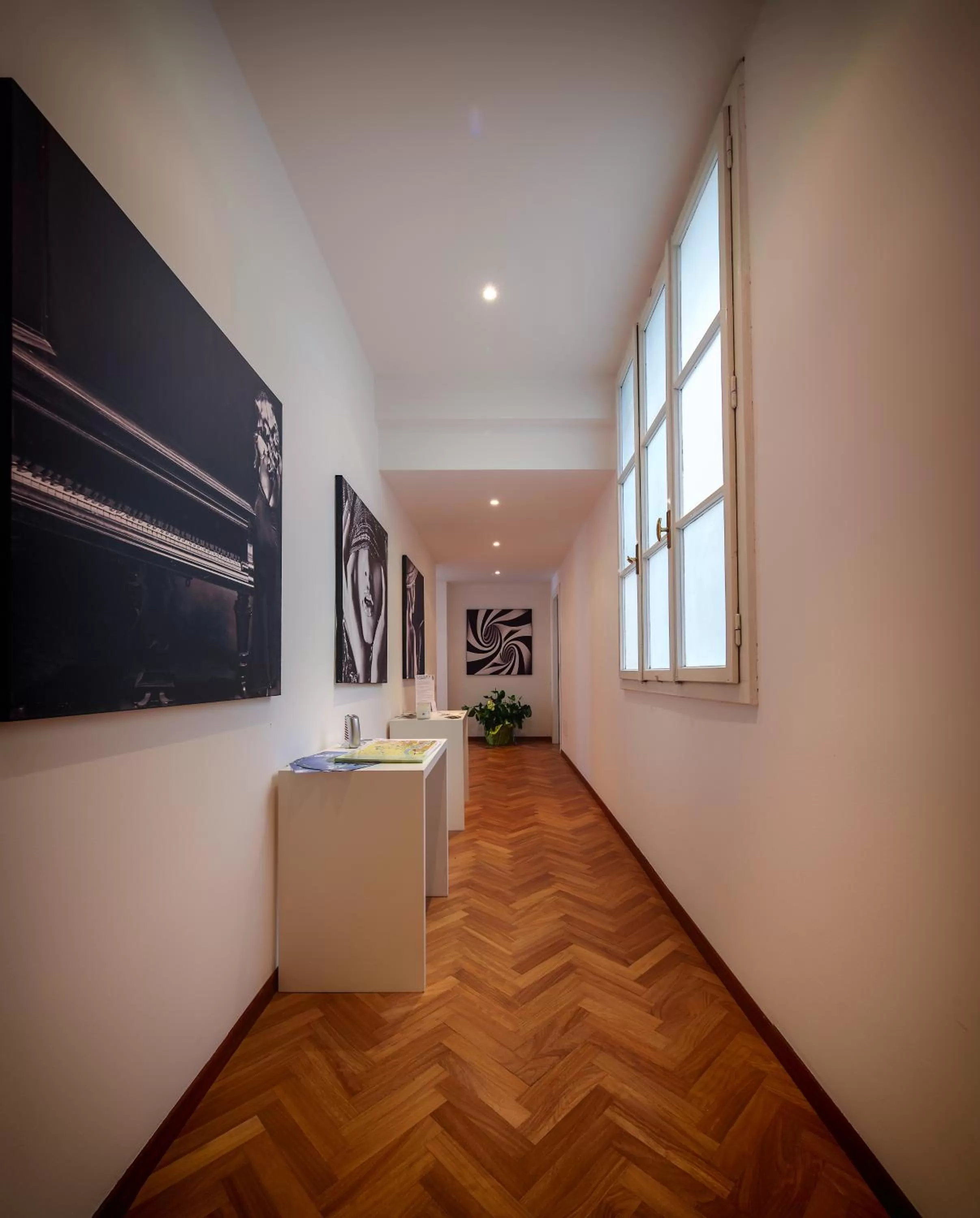 Communal lounge/ TV room in Lainez Rooms & Suites