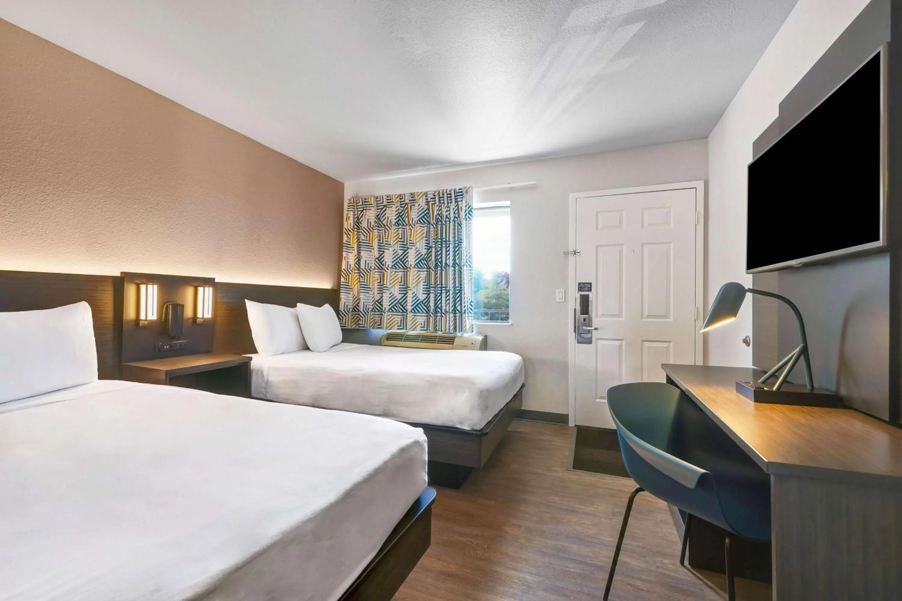 Photo of the whole room, Bed in Motel 6-Kirkland, WA - North Kirkland