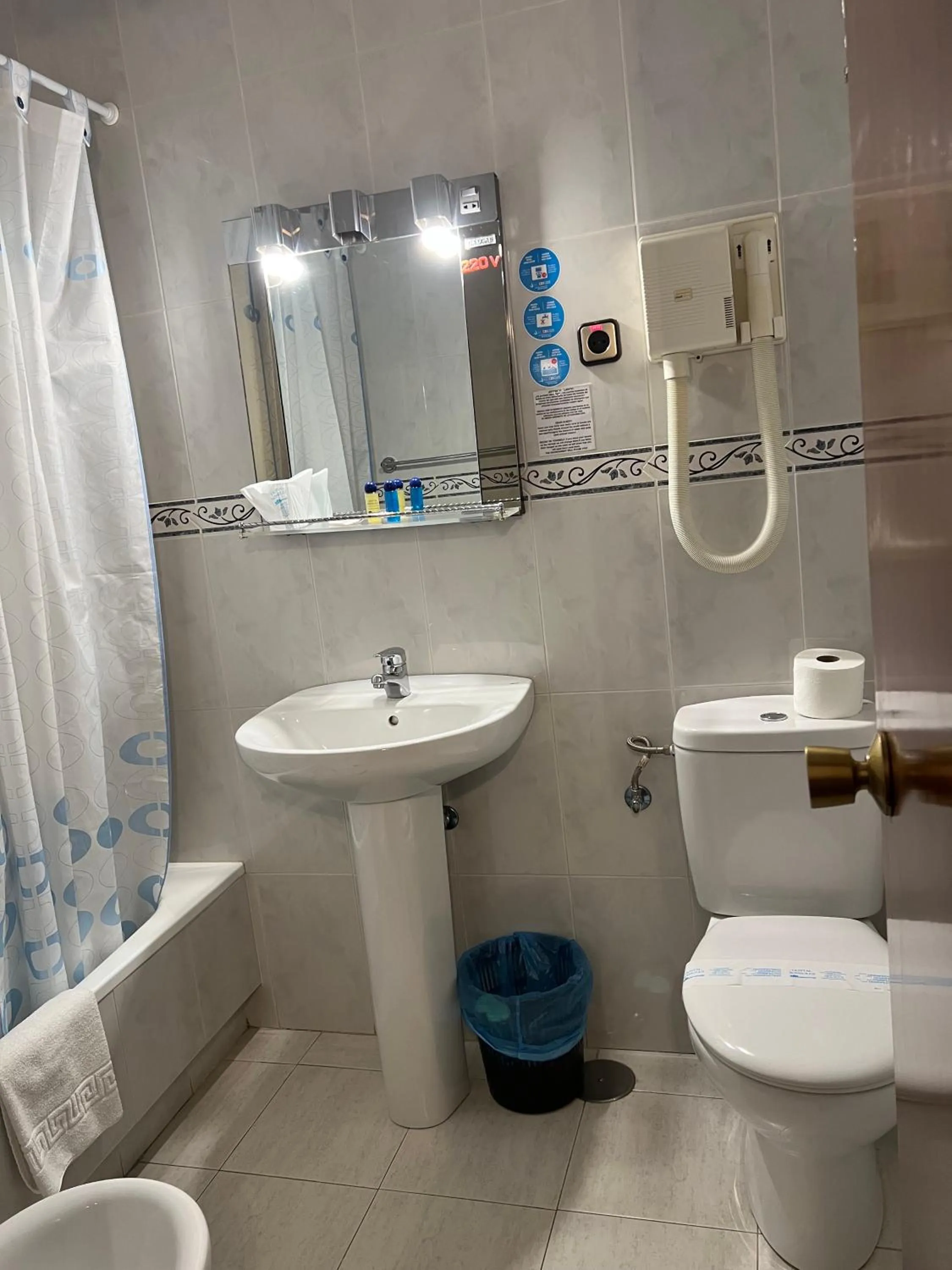 Bathroom in Hostal Sonsoles Madrid-Centro