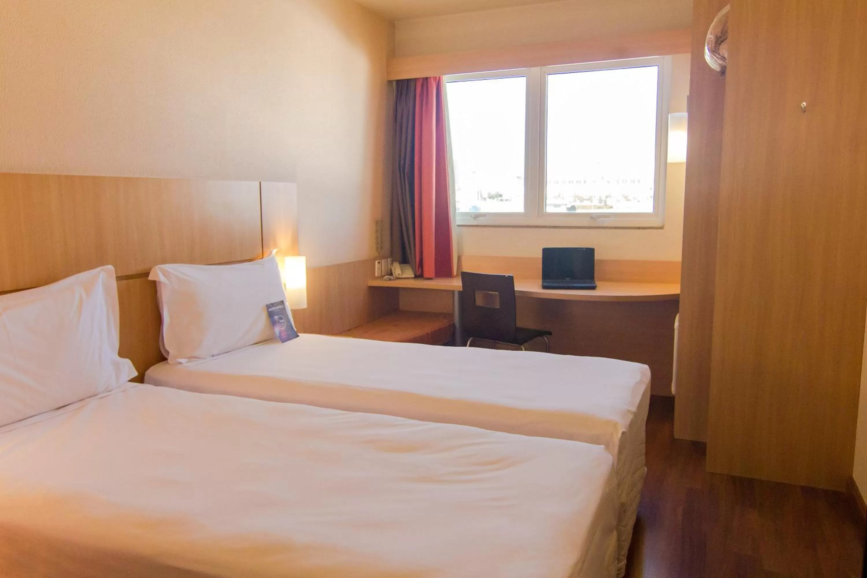 View (from property/room), Bed in ibis Caxias do Sul